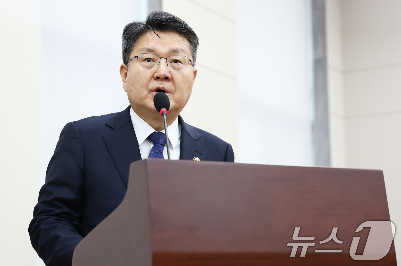 (서울=뉴스1) 김민지 기자 = 오석환 교육부 차관이 2일 오전 서울 여의도 국회에서 열린 교육위원회 전체회의에서 인사말을 하고 있다. 2025.7.2/뉴스1