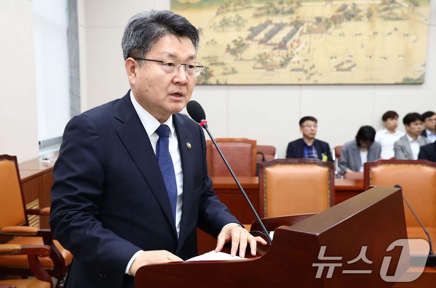 (서울=뉴스1) 김민지 기자 = 오석환 교육부 차관이 2일 오전 서울 여의도 국회에서 열린 교육위원회 전체회의에서 인사말을 하고 있다. 2025.7.2/뉴스1