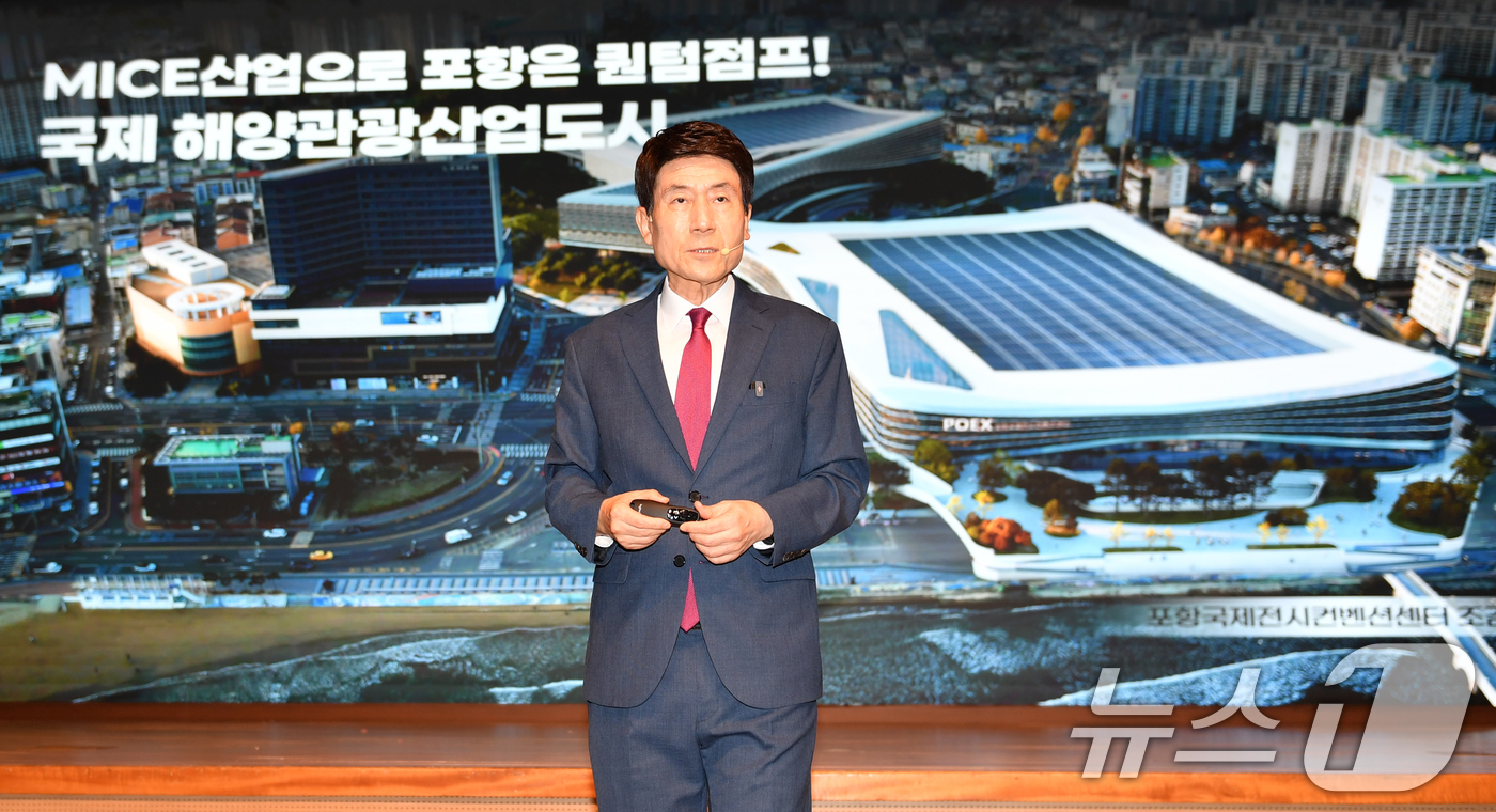 (포항=뉴스1) 최창호 기자 = 이강덕 경북 포항시장이 2일 시청 대회의실에서 취임 11주년 기자회견을 하고 있다.이 시장은 "대한민국의 산업화를 견인한 포항인의 도전정신으로 함께 …