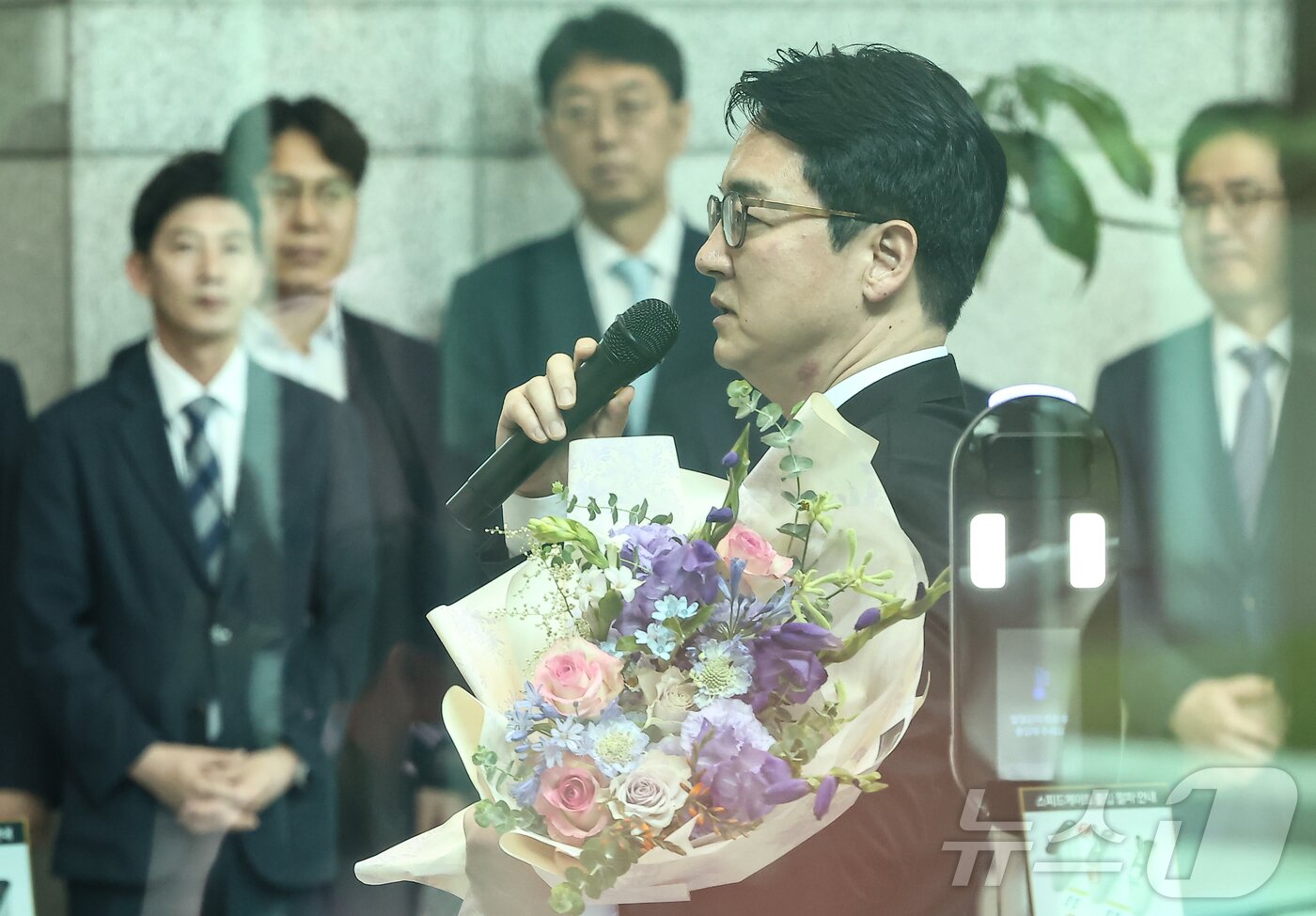 본문 이미지 - 심우정 검찰총장이 2일 서울 서초구 대검찰청에서 열린 퇴임식을 마치고 로비에서 직원들과 인사를 나누고 있다. 2025.7.2/뉴스1 ⓒ News1 김도우 기자