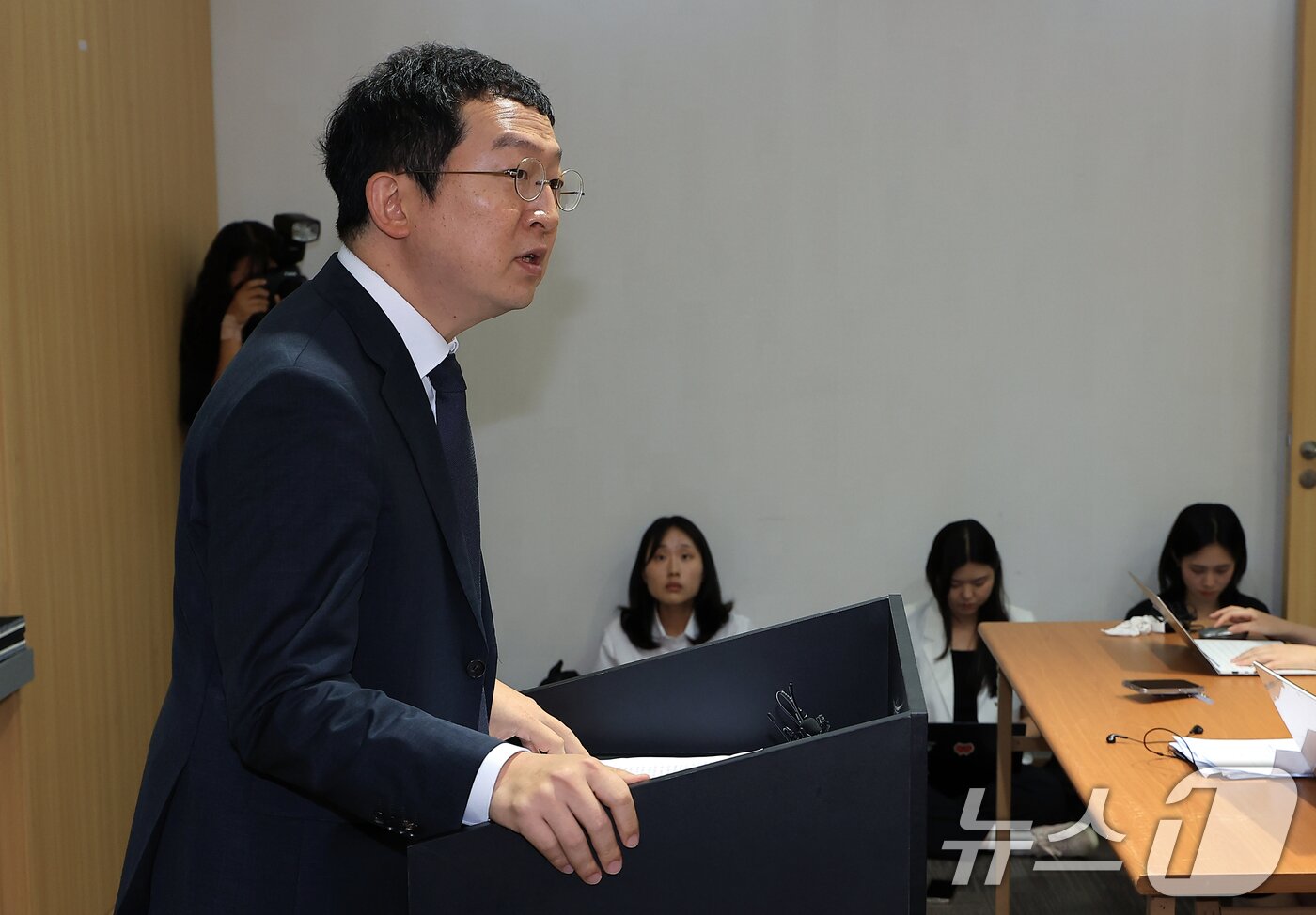 본문 이미지 - 채수근 해병 순직 사건을 수사하는 순직해병 특별검사팀 정민영 특검보가 2일 오전 서울 서초구 서초중앙로 특검사무실에서 언론 브리핑을 하고 있다.   2025.7.2/뉴스1 ⓒ News1 박정호 기자