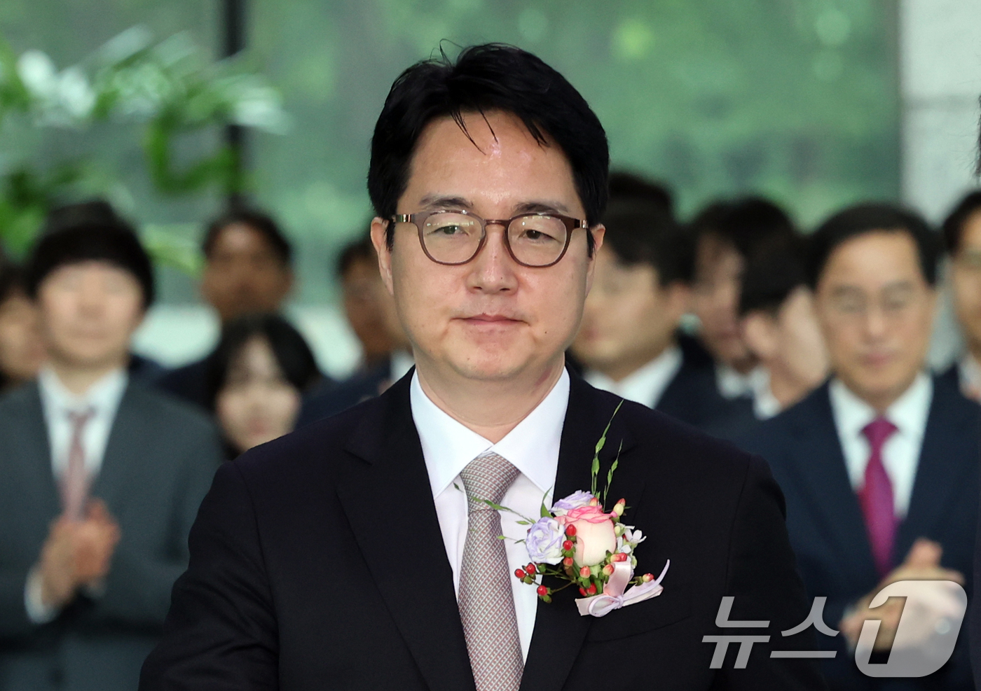 (서울=뉴스1) 이동해 기자 = 심우정 검찰총장이 2일 퇴임식을 마치고 서울 서초구 대검찰청을 나서고 있다. 2025.7.2/뉴스1