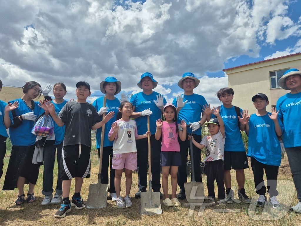 (홍성=뉴스1) 이동원 기자 = 이용록 홍성군수(유니세프아동친화도시 추진 지방정부협의회 회장)가 아동의 권리 보장과 깨끗한 교육환경 조성을 위한 국제 교류·협력의 일환으로, 지난 …