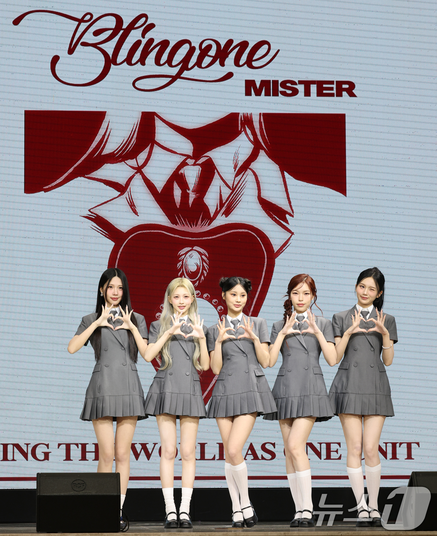 (서울=뉴스1) 권현진 기자 = 블링원 클로이(왼쪽부터)와 카트리나, 케시, 엘리, 라니가 2일 오전 서울 중구 월드케이팝센터에서 열린 3집 디지털 싱글 ‘미스터’ 발매 기념 쇼케 …