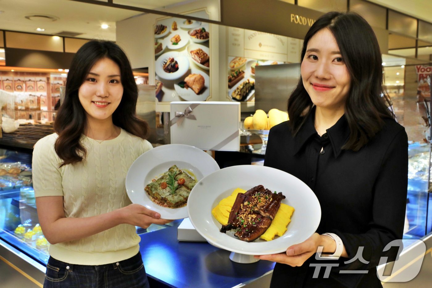 (서울=뉴스1) = 롯데백화점은 오는 10일까지 본점 식품관에서 '롯데호텔 프리미엄 보양식' 팝업 행사를 진행한다고 2일 밝혔다.서울 중구 롯데백화점 본점 지하 1층 식품관에서 모 …