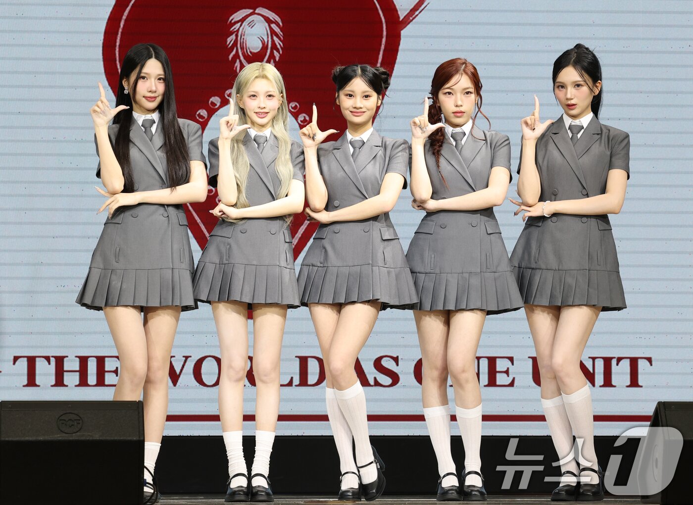 본문 이미지 - 블링원 클로이(왼쪽부터)와 카트리나, 케시, 엘리, 라니가 2일 오전 서울 중구 월드케이팝센터에서 열린 3집 디지털 싱글 ‘미스터’ 발매 기념 쇼케이스에서 포즈를 취하고 있다. 2025.7.2/뉴스1 ⓒ News1 권현진 기자