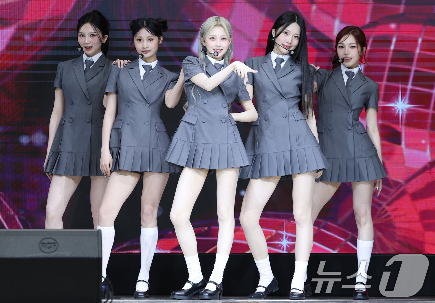 (서울=뉴스1) 권현진 기자 = 블링원이 2일 오전 서울 중구 월드케이팝센터에서 열린 3집 디지털 싱글 ‘미스터’ 발매 기념 쇼케이스에서 타이틀 곡을 선보이고 있다. 2025.7. …