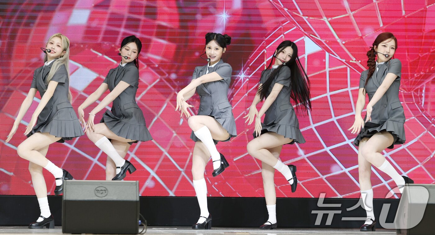 본문 이미지 - 블링원이 2일 오전 서울 중구 월드케이팝센터에서 열린 3집 디지털 싱글 ‘미스터’ 발매 기념 쇼케이스에서 타이틀 곡을 선보이고 있다. 2025.7.2/뉴스1 ⓒ News1 권현진 기자