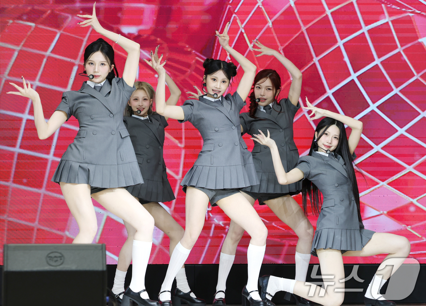 (서울=뉴스1) 권현진 기자 = 블링원이 2일 오전 서울 중구 월드케이팝센터에서 열린 3집 디지털 싱글 ‘미스터’ 발매 기념 쇼케이스에서 타이틀 곡을 선보이고 있다. 2025.7. …