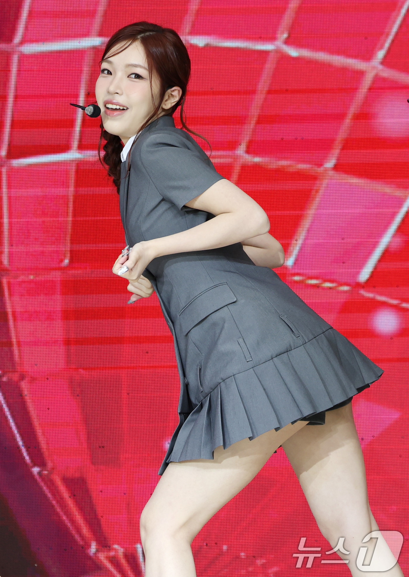 (서울=뉴스1) 권현진 기자 = 블링원 엘리가 2일 오전 서울 중구 월드케이팝센터에서 열린 3집 디지털 싱글 ‘미스터’ 발매 기념 쇼케이스에서 타이틀 곡을 선보이고 있다. 2025 …