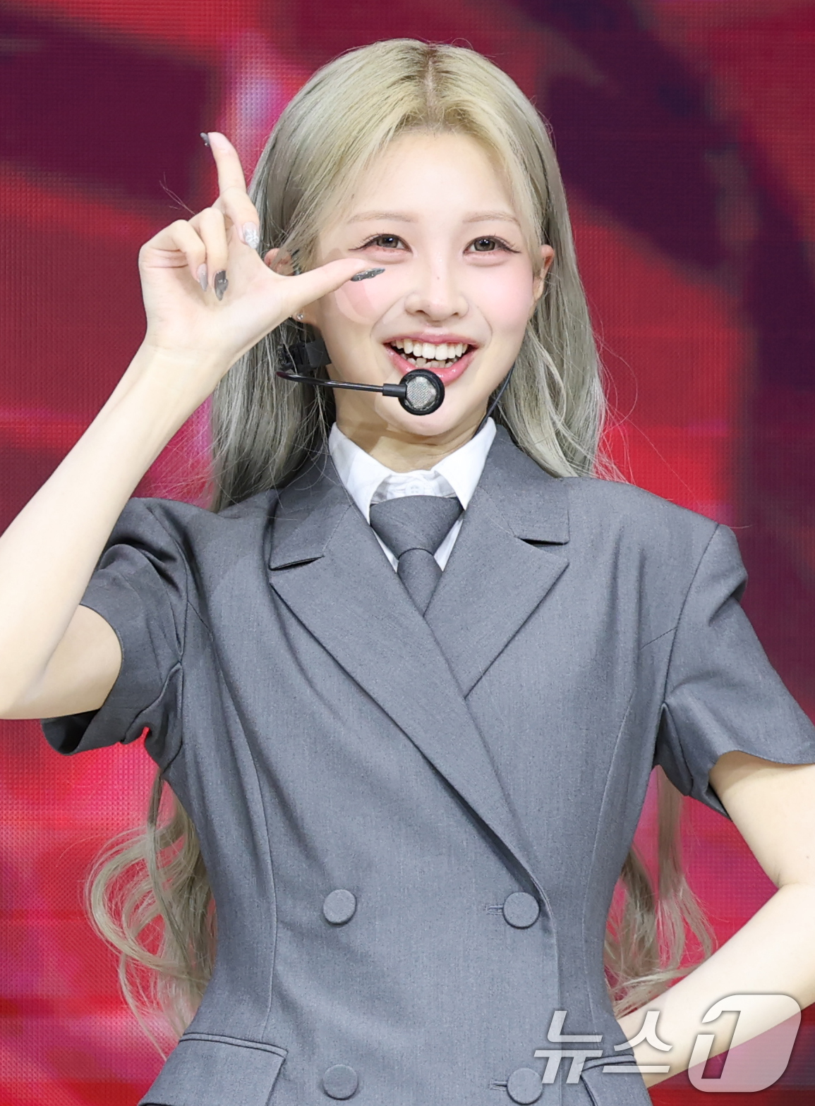 (서울=뉴스1) 권현진 기자 = 블링원 카트리나가 2일 오전 서울 중구 월드케이팝센터에서 열린 3집 디지털 싱글 ‘미스터’ 발매 기념 쇼케이스에서 타이틀 곡을 선보이고 있다. 20 …