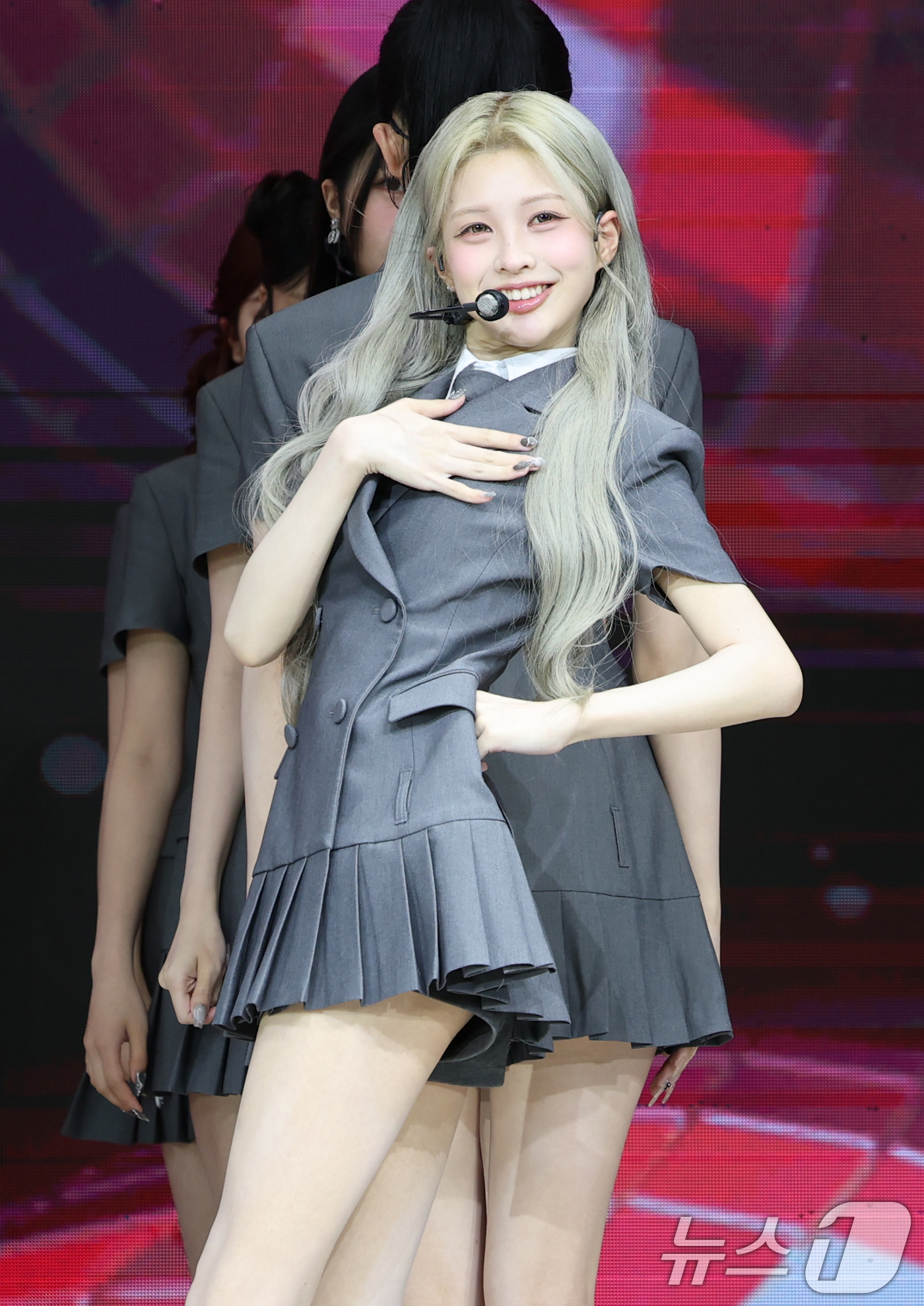 (서울=뉴스1) 권현진 기자 = 블링원 카트리나가 2일 오전 서울 중구 월드케이팝센터에서 열린 3집 디지털 싱글 ‘미스터’ 발매 기념 쇼케이스에서 타이틀 곡을 선보이고 있다. 20 …