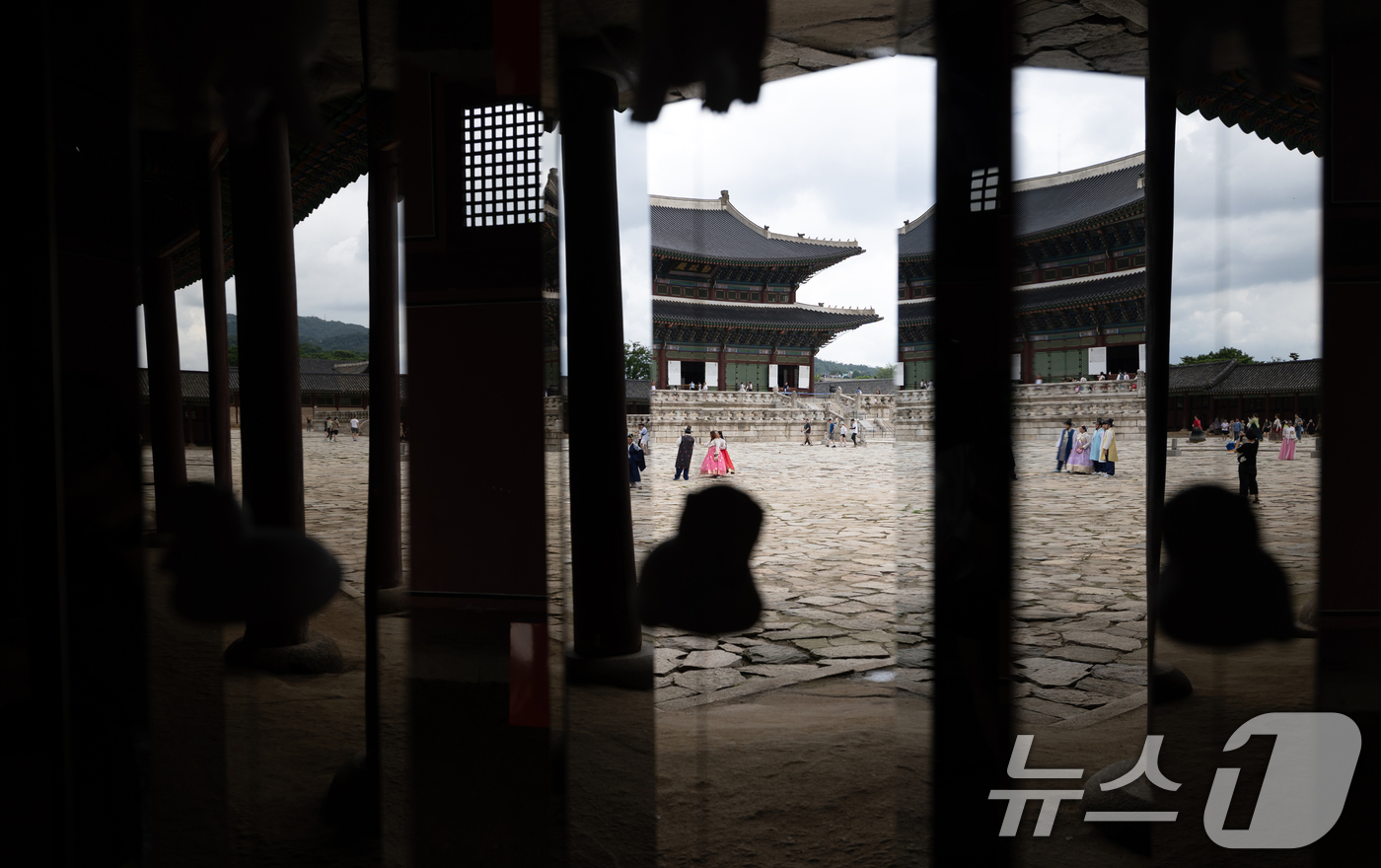 (서울=뉴스1) 이승배 기자 = 2일 서울 종로구 경복궁에서 열린 경복궁 생각 전시에 동심원 작품이 설치돼 있다.경복궁 생각 전시는 경복궁을 새로운 시각으로 보고, 듣고, 생각하며 …