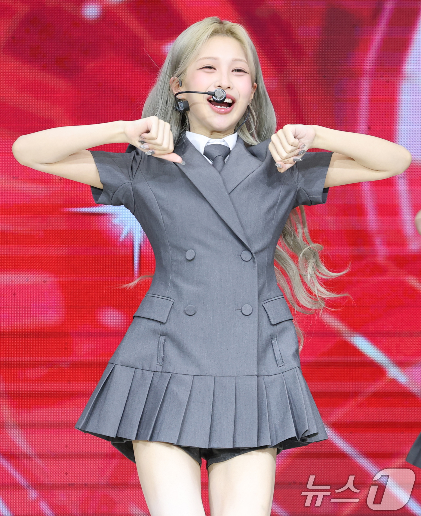 (서울=뉴스1) 권현진 기자 = 블링원 카트리나가 2일 오전 서울 중구 월드케이팝센터에서 열린 3집 디지털 싱글 ‘미스터’ 발매 기념 쇼케이스에서 타이틀 곡을 선보이고 있다. 20 …