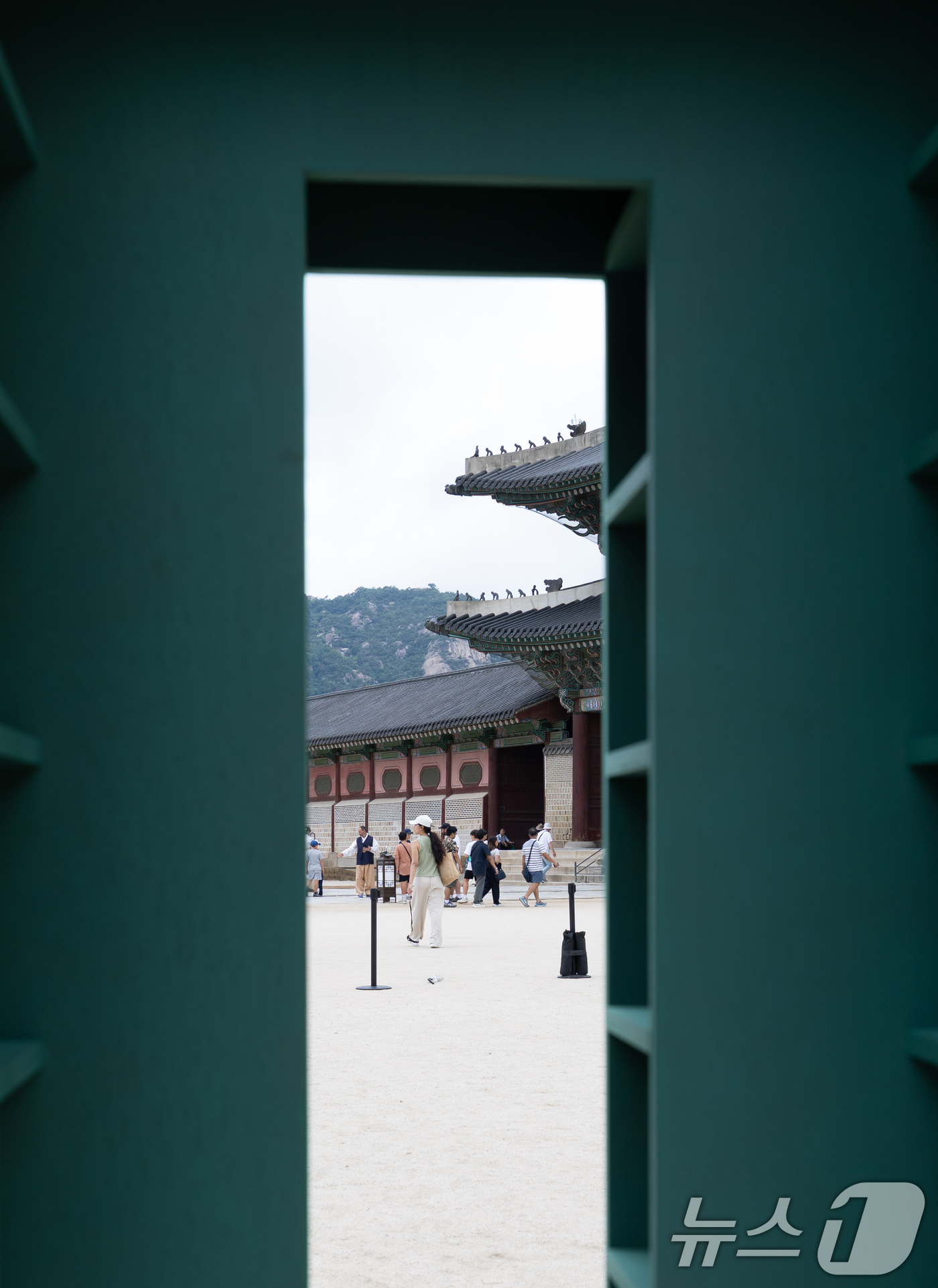 (서울=뉴스1) 이승배 기자 = 2일 서울 종로구 경복궁에서 열린 경복궁 생각 전시에 동심원 작품이 설치돼 있다.경복궁 생각 전시는 경복궁을 새로운 시각으로 보고, 듣고, 생각하며 …