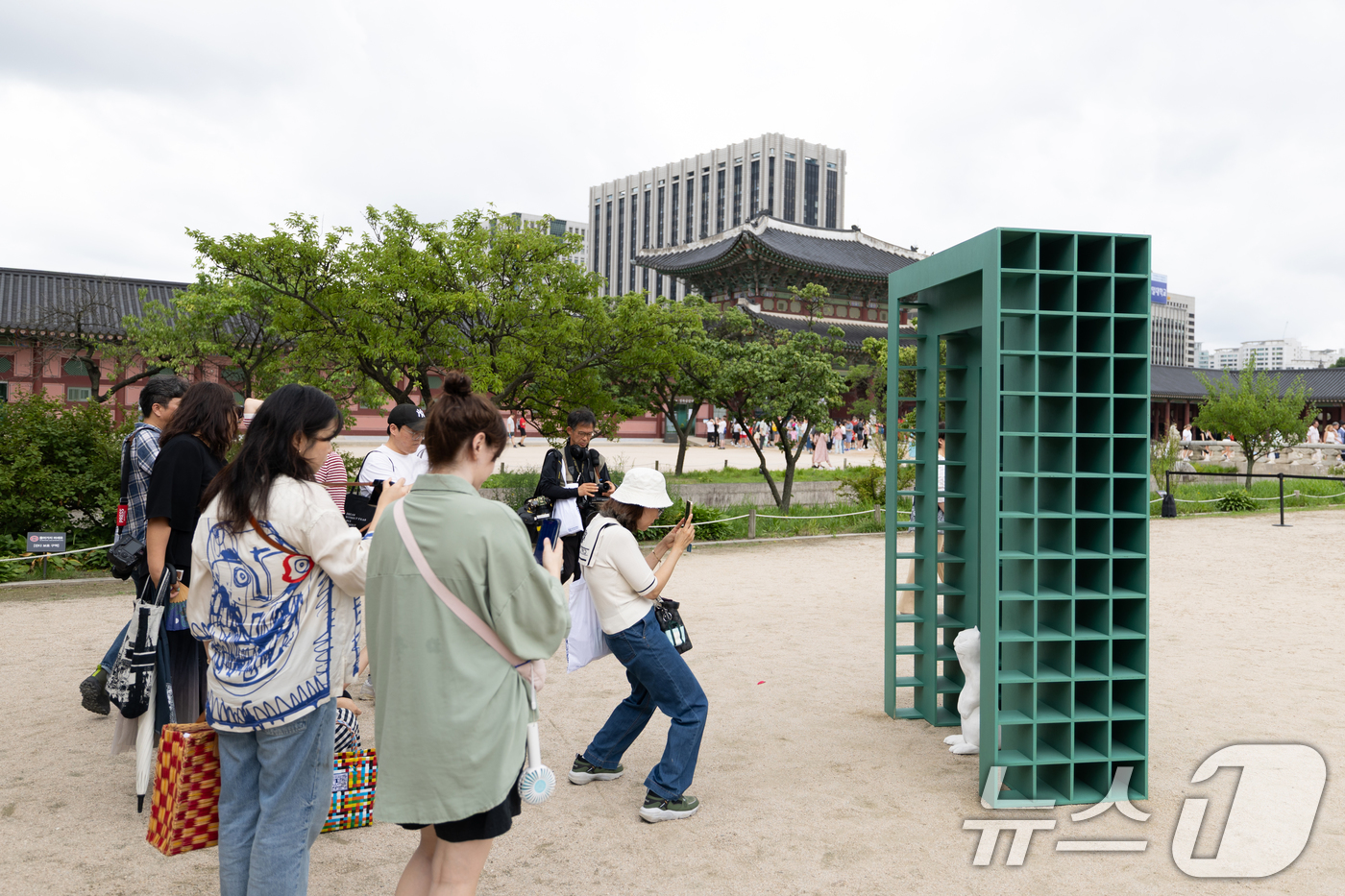 (서울=뉴스1) 이승배 기자 = 2일 서울 종로구 경복궁에서 열린 경복궁 생각 전시에 동심원 작품이 설치돼 있다.경복궁 생각 전시는 경복궁을 새로운 시각으로 보고, 듣고, 생각하며 …