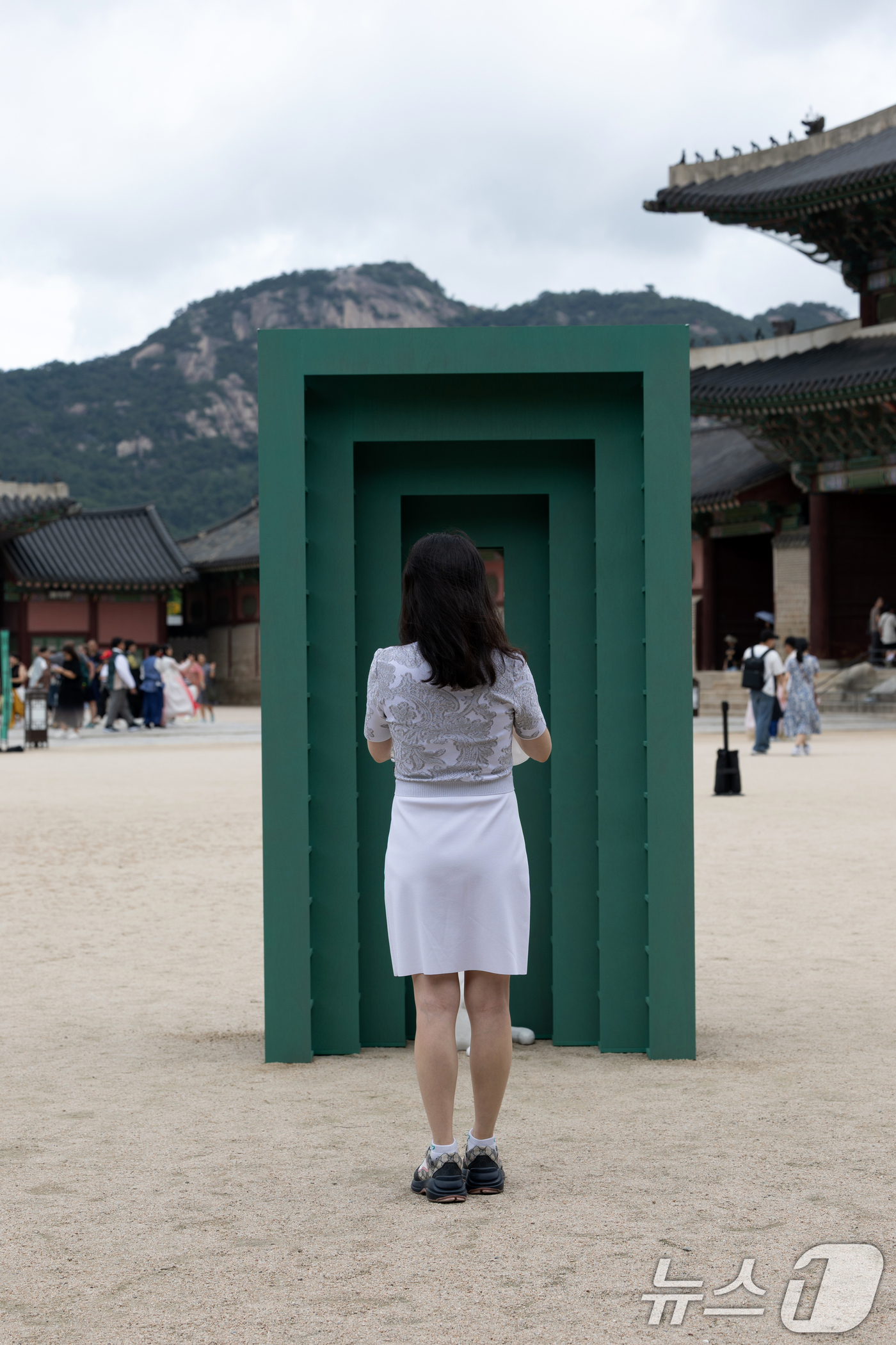 (서울=뉴스1) 이승배 기자 = 2일 서울 종로구 경복궁에서 열린 경복궁 생각 전시에 동심원 작품이 설치돼 있다.경복궁 생각 전시는 경복궁을 새로운 시각으로 보고, 듣고, 생각하며 …