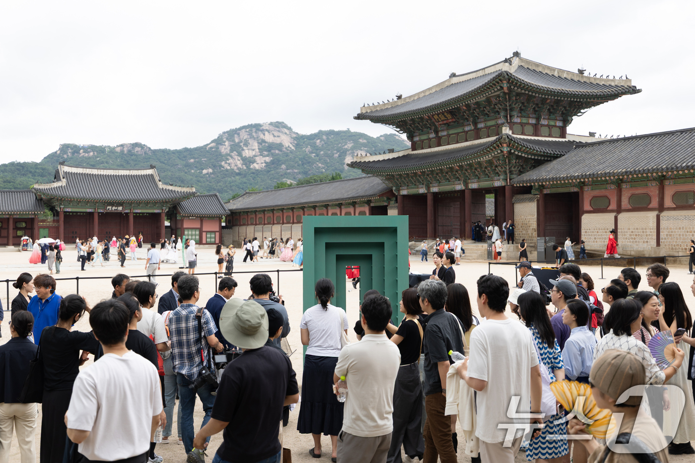 (서울=뉴스1) 이승배 기자 = 2일 서울 종로구 경복궁에서 열린 경복궁 생각 전시에 동심원 작품이 설치돼 있다.경복궁 생각 전시는 경복궁을 새로운 시각으로 보고, 듣고, 생각하며 …