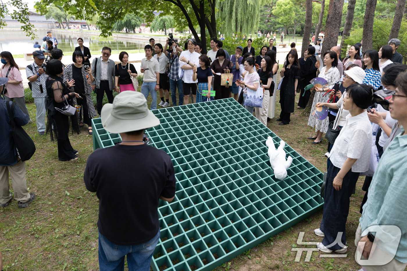 (서울=뉴스1) 이승배 기자 = 2일 서울 종로구 경복궁에서 열린 경복궁 생각 전시에 동심원 작품이 설치돼 있다.경복궁 생각 전시는 경복궁을 새로운 시각으로 보고, 듣고, 생각하며 …