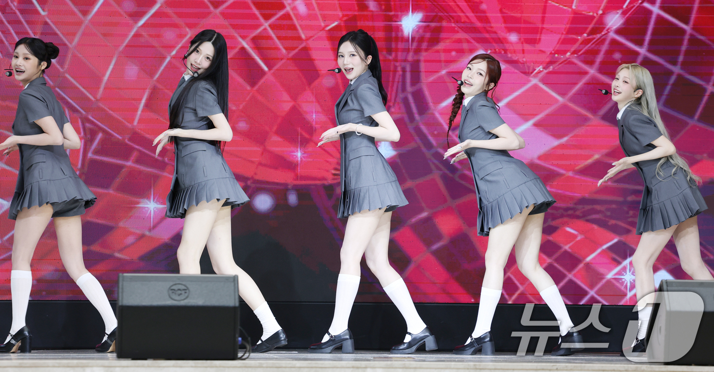 (서울=뉴스1) 권현진 기자 = 블링원이 2일 오전 서울 중구 월드케이팝센터에서 열린 3집 디지털 싱글 ‘미스터’ 발매 기념 쇼케이스에서 타이틀 곡을 선보이고 있다. 2025.7. …