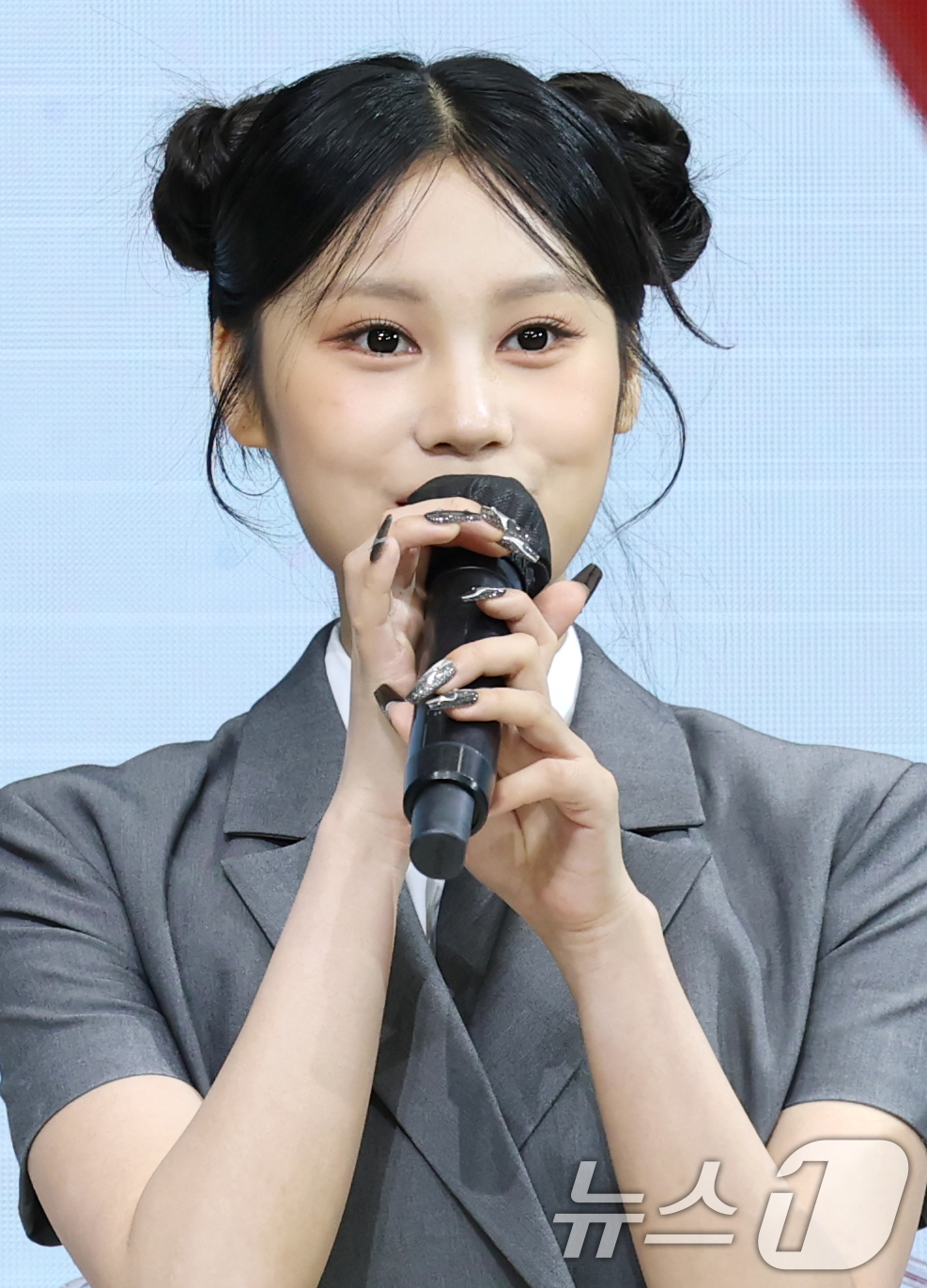 (서울=뉴스1) 권현진 기자 = 블링원 케시가 2일 오전 서울 중구 월드케이팝센터에서 열린 3집 디지털 싱글 ‘미스터’ 발매 기념 쇼케이스에서 타이틀 곡을 선보이고 있다. 2025 …