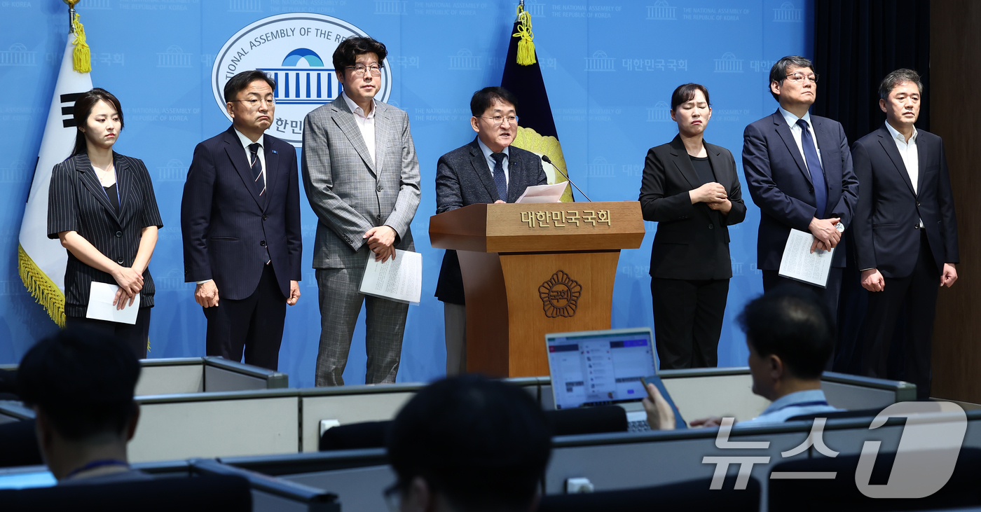 (서울=뉴스1) 김민지 기자 = '김학의 불법 출국금지 사건'으로 재판을 받았던 조국혁신당 차규근 의원, 이광철 당무감사위원장, 이규원 전략위원장 등이 2일 서울 여의도 국회 소통 …