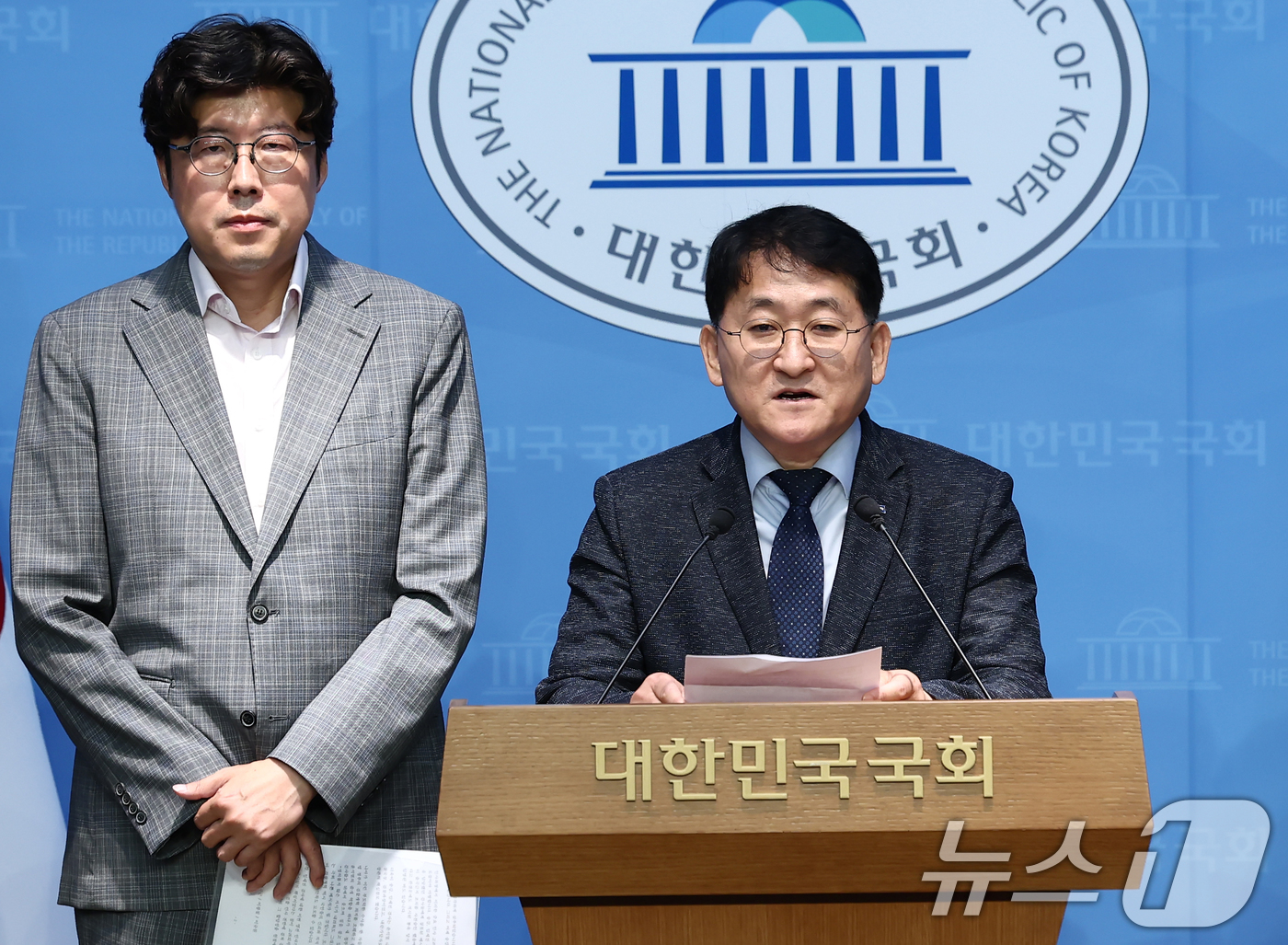(서울=뉴스1) 김민지 기자 = '김학의 불법 출국금지 사건'으로 재판을 받았던 조국혁신당 차규근 의원과 이규원 전략위원장이 2일 서울 여의도 국회 소통관에서 이재명 정부의 첫 검 …