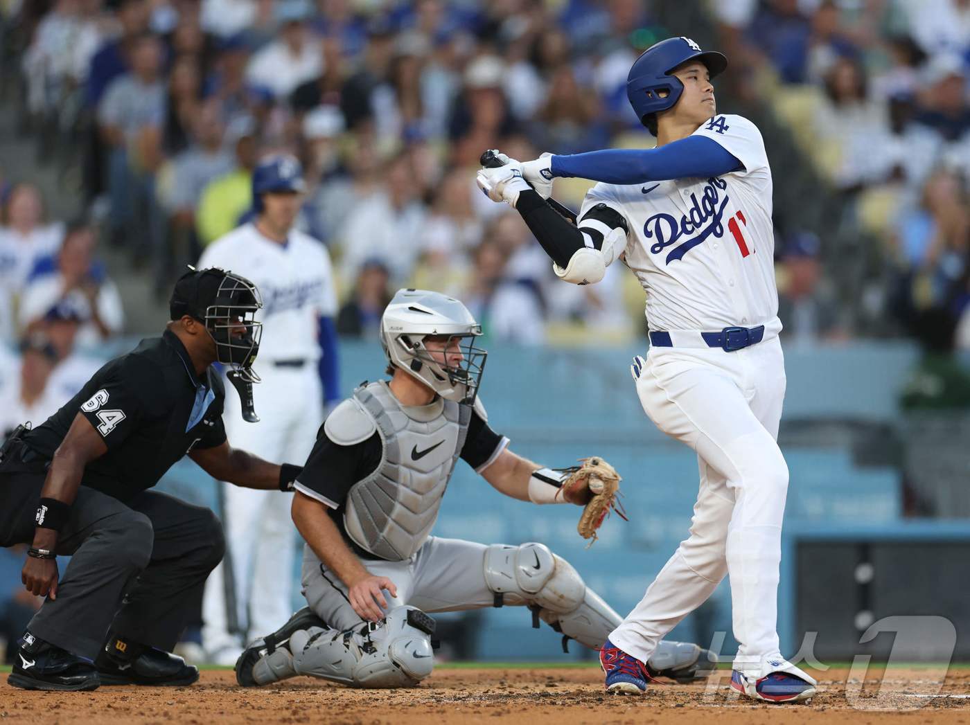 본문 이미지 - LA 다저스 오타니 쇼헤이가 2일&#40;한국시간&#41; 열린 메이저리그 시카고 화이트삭스전에서 4회말 솔로포를 터뜨려 5시즌 연속 30홈런을 달성했다. ⓒ AFP=뉴스1