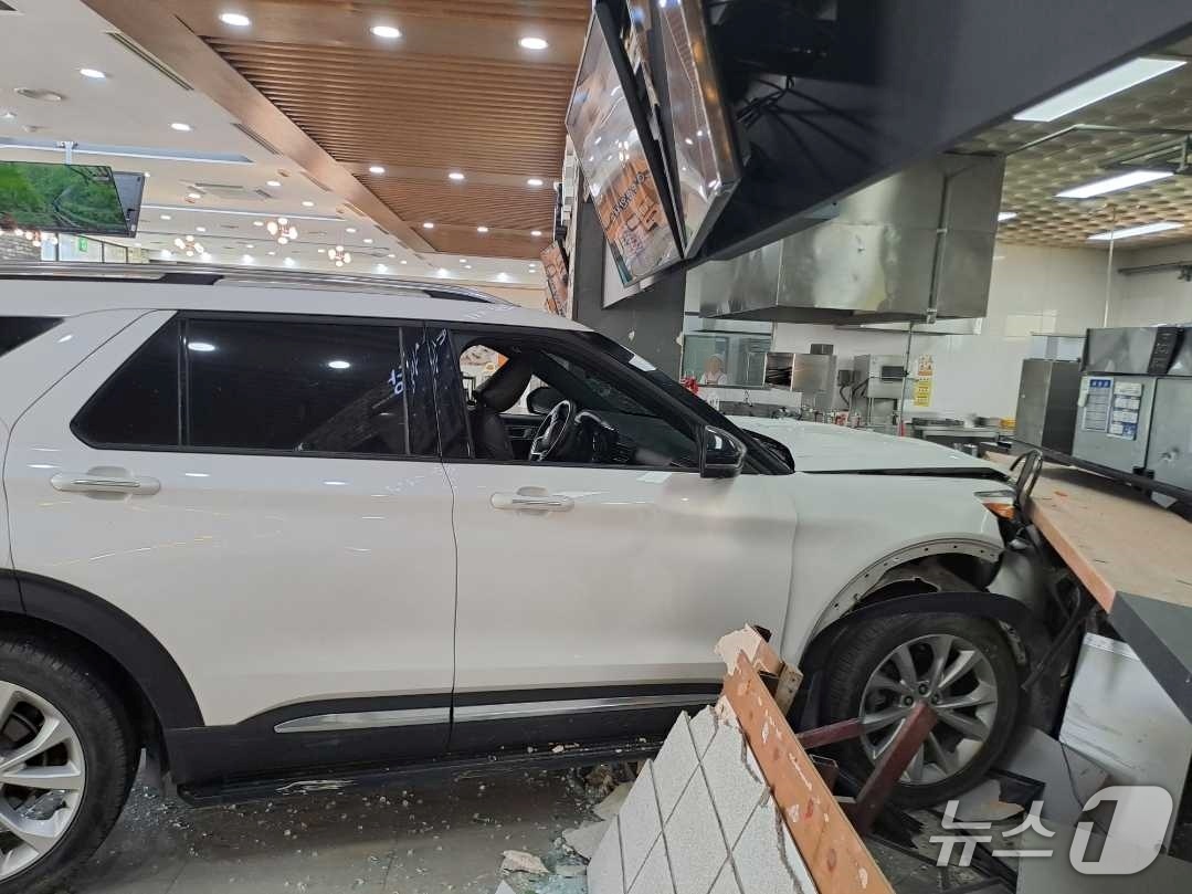 (강릉=뉴스1) = 2일 오전 11시32분께 강릉시 영동고속도로 강릉방향 대관령휴게소에서 SUV 차량이 휴게소 내 식당으로 돌진해 시민 16명이 다쳐 병원으로 이송됐다.경찰은 정확 …