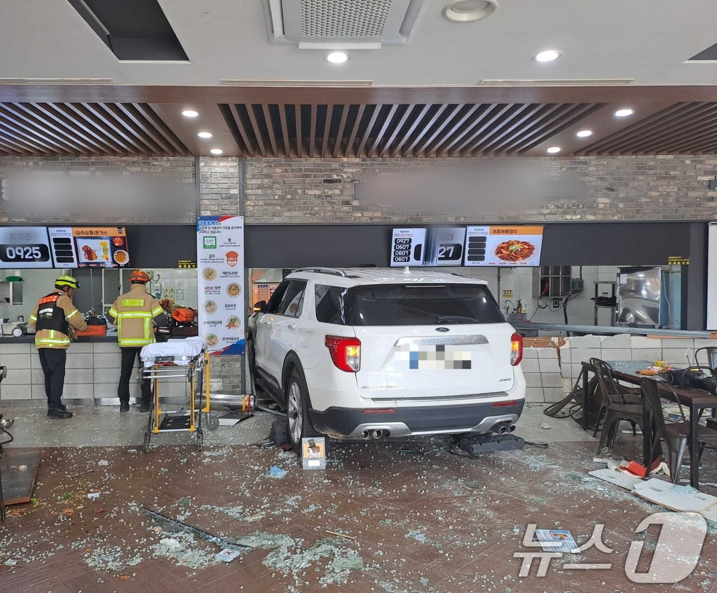 (강릉=뉴스1) = 2일 오전 11시32분께 강릉시 영동고속도로 강릉방향 대관령휴게소에서 SUV 차량이 휴게소 내 식당으로 돌진했다.이 사고로 시민 16명이 다쳐 병원으로 이송됐으 …