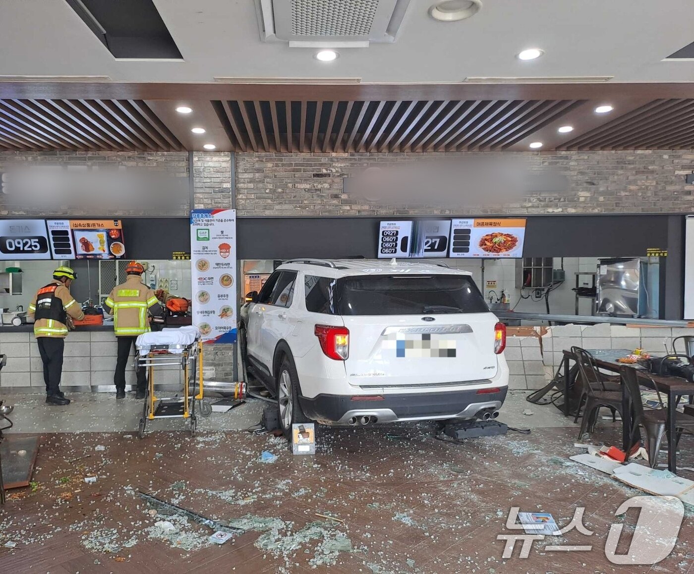 본문 이미지 - 2일 오전 11시32분께 강릉시 영동고속도로 강릉방향 대관령휴게소에서 SUV 차량이 휴게소 내 식당으로 돌진했다. 이 사고로 시민 16명이 다쳐 병원으로 이송됐으며 경찰은 정확한 사고 원인을 조사중이다. 2025.7.2/뉴스1