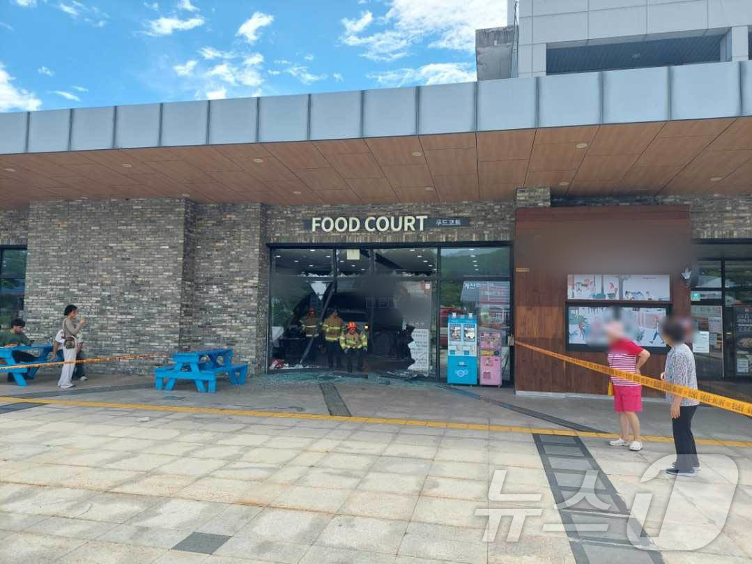 (강릉=뉴스1) = 2일 오전 11시32분께 강릉시 영동고속도로 강릉방향 대관령휴게소에서 SUV 차량이 휴게소 내 식당으로 돌진해 시민 16명이 다쳐 병원으로 이송됐다.경찰은 정확 …