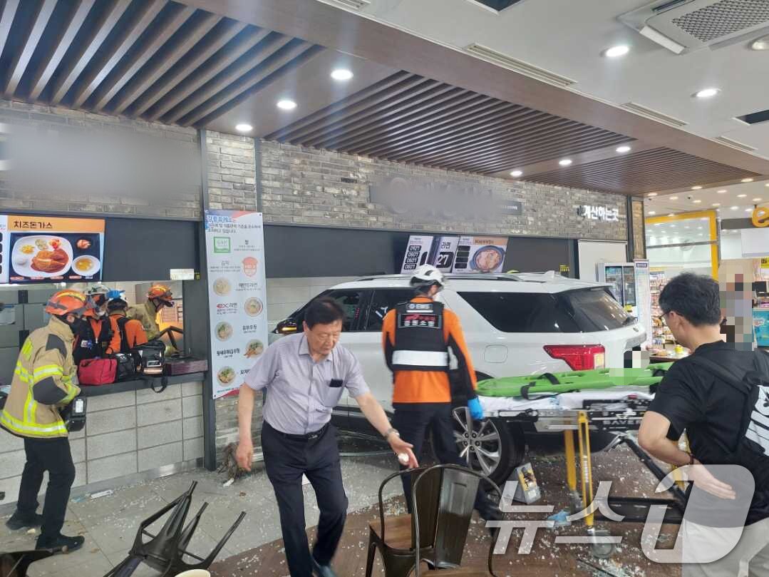 본문 이미지 - 2일 오전 11시32분께 강릉시 영동고속도로 강릉방향 대관령휴게소에서 SUV 차량이 휴게소 내 식당으로 돌진해 시민 16명이 다쳐 병원으로 이송됐다. 경찰은 정확한 사고 원인을 조사중이다. &#40;강원도소방본부 제공, 재판매 및 DB 금지&#41;2025.7.2/뉴스1