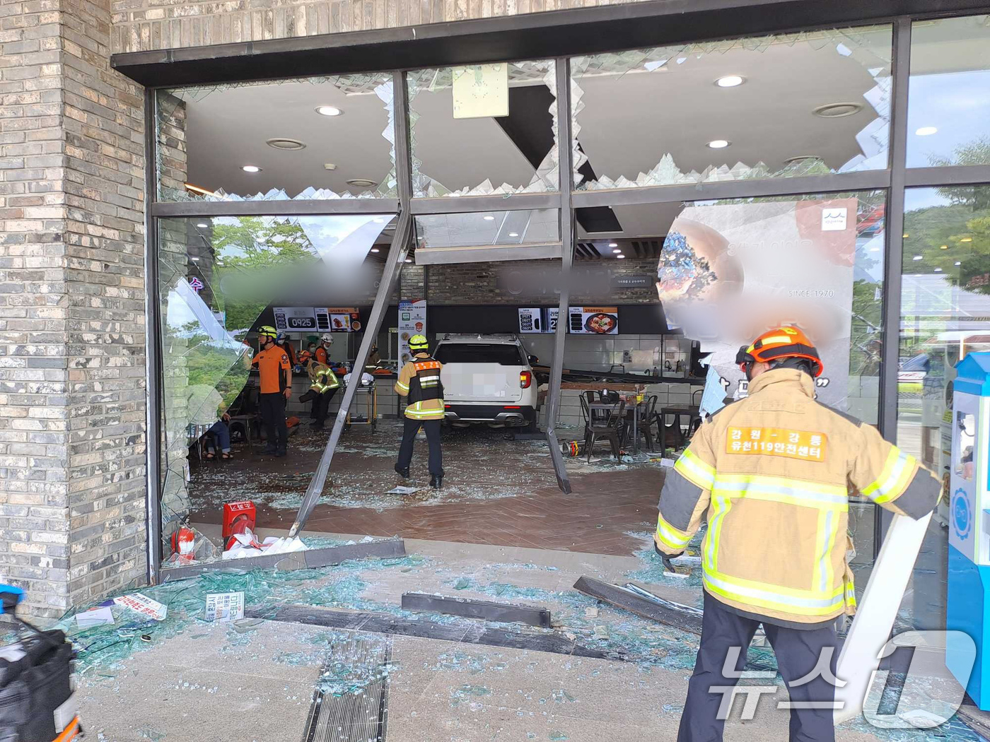 (강원=뉴스1) = 2일 오전 11시32분께 강릉시 영동고속도로 강릉방향 대관령휴게소에서 SUV 차량이 휴게소 내 식당으로 돌진해 시민 16명이 다쳐 병원으로 이송됐다.경찰은 정확 …