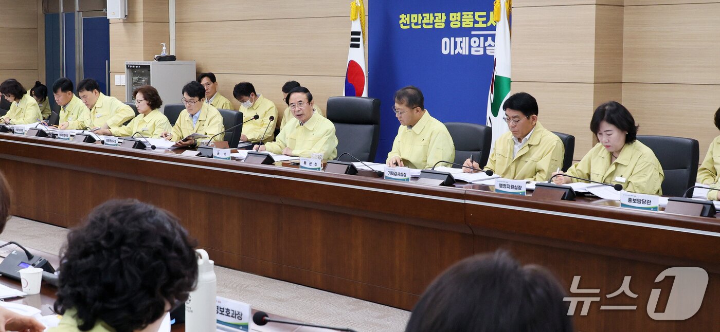 본문 이미지 - 심민 전북 임실군수가 폭염 대책 회의를 갖고 있다.&#40;임실군제공. 재판매 및 DB금지&#41;2025.7.2/뉴스1