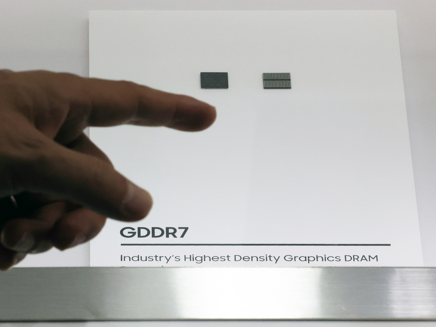 (고양=뉴스1) 황기선 기자 = 2일 경기도 고양시 일산서구 킨텍스에서 열린 '나노코리아 2025'에서 관람객들이 삼성 부스를 살펴보고 있다.올해로 23회를 맞는 나노코리아는 미국 …