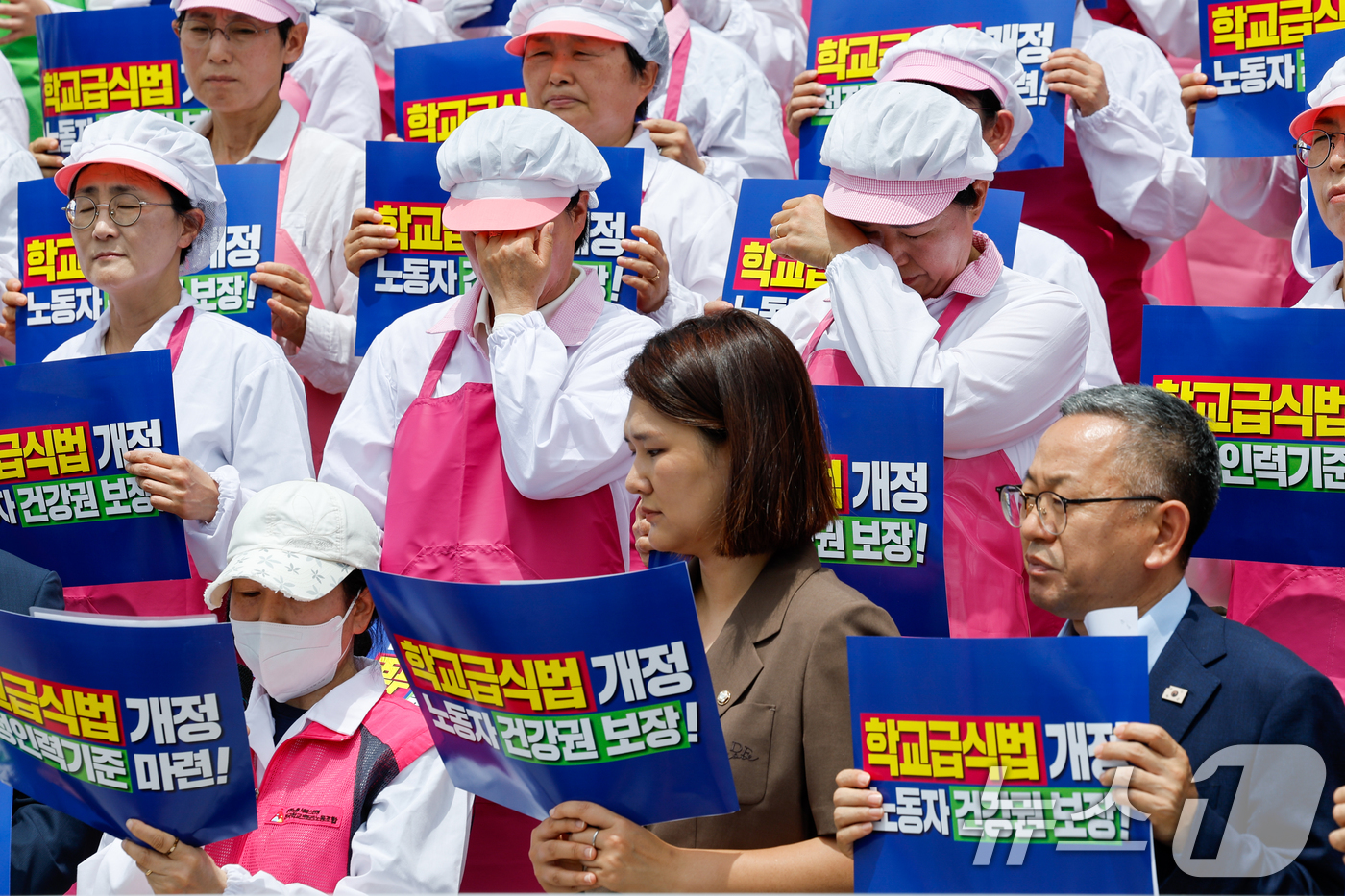 (서울=뉴스1) 안은나 기자 = 폐암 산재 확진 당사자가 2일 서울 여의도 국회 본청 계단에서 열린 민주노총 서비스연맹 전국학교비정규직노동조합 '학교급식 노동자 건강과 안전 확보를 …