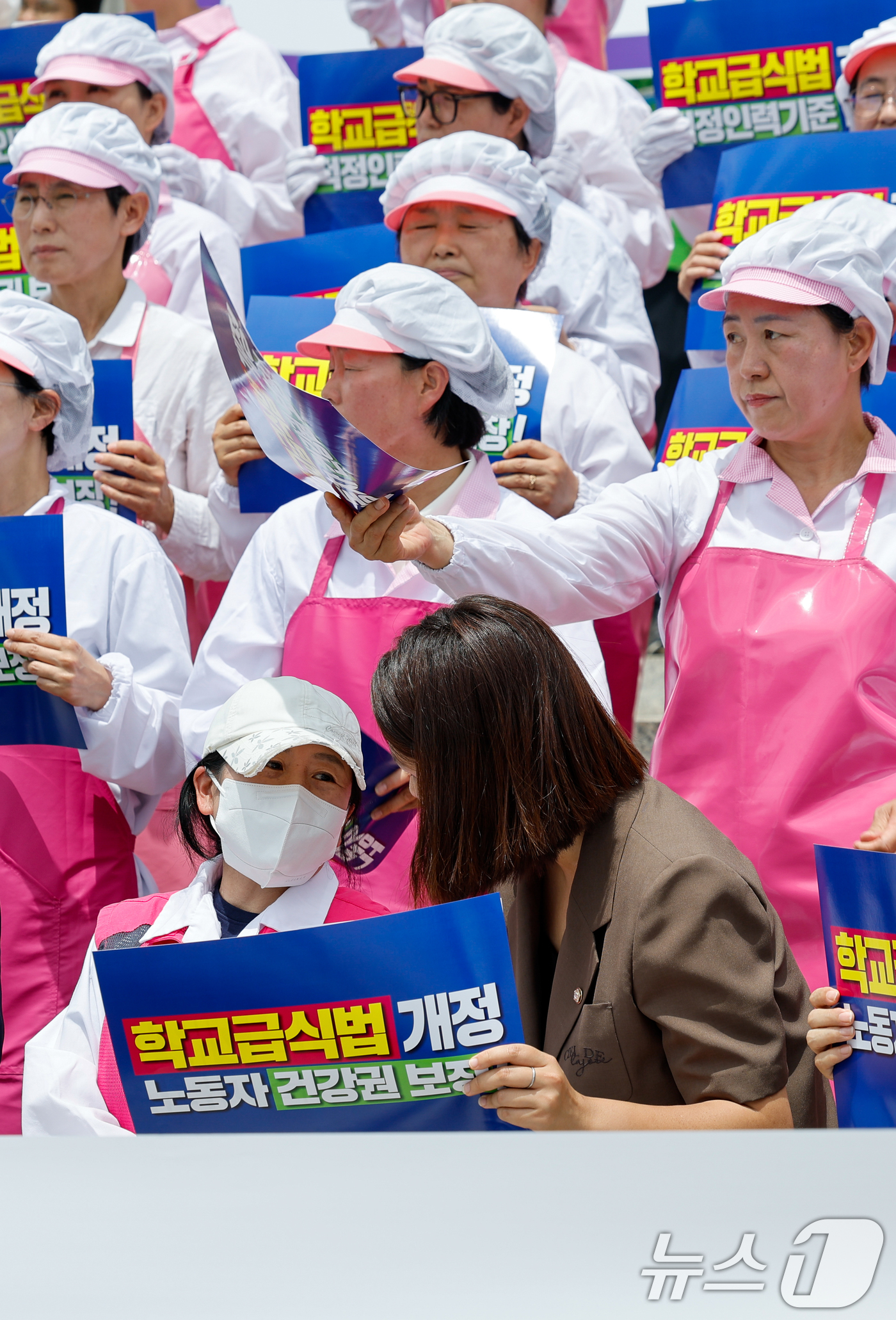 (서울=뉴스1) 안은나 기자 = 폐암 산재 확진 당사자가 2일 서울 여의도 국회 본청 계단에서 열린 민주노총 서비스연맹 전국학교비정규직노동조합 '학교급식 노동자 건강과 안전 확보를 …