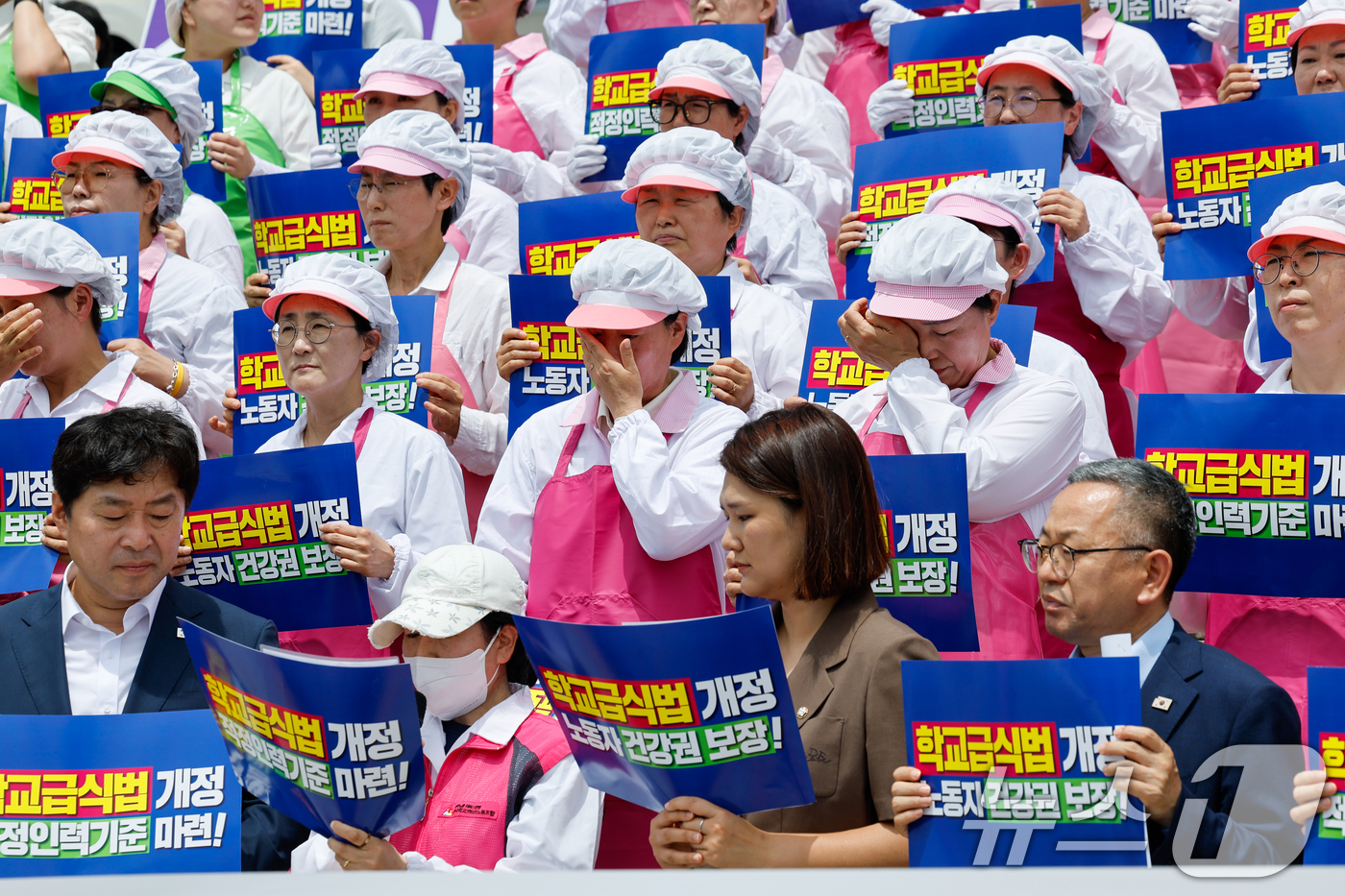 (서울=뉴스1) 안은나 기자 = 폐암 산재 확진 당사자가 2일 서울 여의도 국회 본청 계단에서 열린 민주노총 서비스연맹 전국학교비정규직노동조합 '학교급식 노동자 건강과 안전 확보를 …