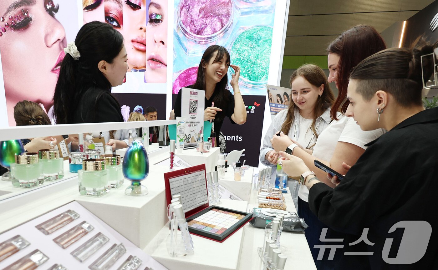 본문 이미지 - 2일 서울 강남구 코엑스에서 열린 퍼스널 케어 원료 B2B 전시회 &#39;인-코스메틱스 코리아&#39;에서 외국인 참관객들이 제품을 살펴보고 있다. 2025.7.2/뉴스1 ⓒ News1 구윤성 기자
