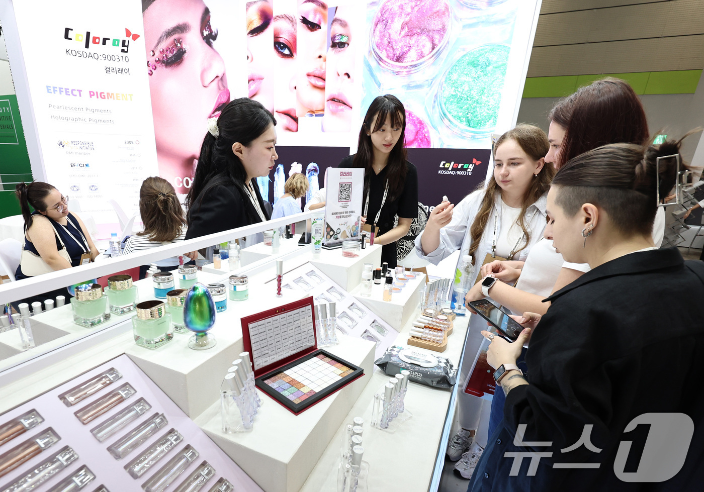 (서울=뉴스1) 구윤성 기자 = 2일 서울 강남구 코엑스에서 열린 퍼스널 케어 원료 B2B 전시회 '인-코스메틱스 코리아'에서 외국인 참관객들이 제품을 살펴보고 있다. 2025.7 …