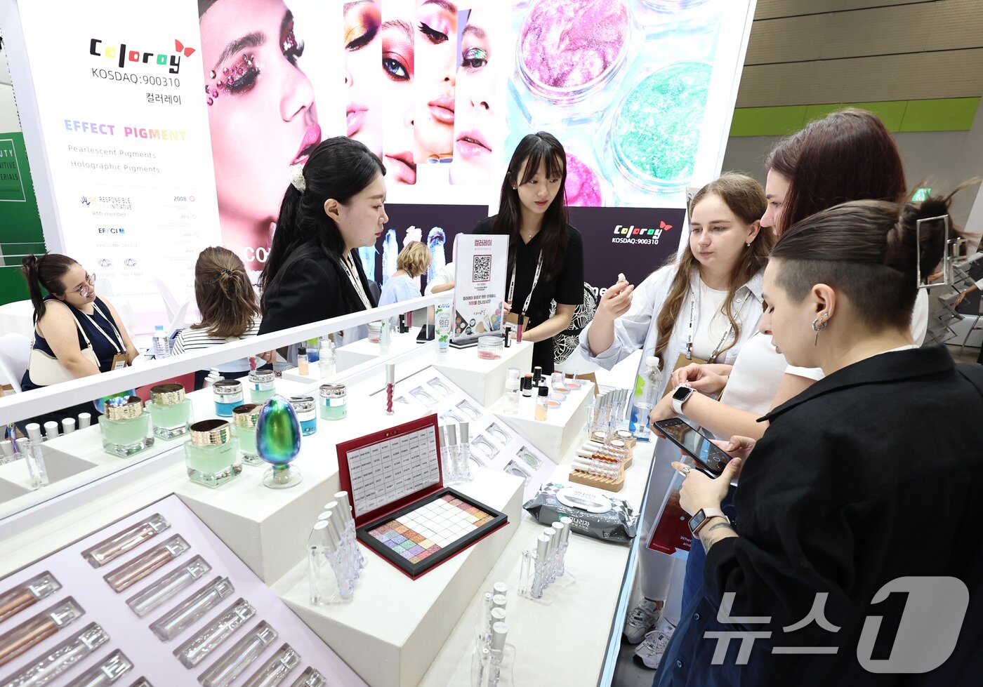 본문 이미지 - 서울 강남구 코엑스에서 열린 퍼스널 케어 원료 B2B 전시회 &#39;인-코스메틱스 코리아&#39;에서 외국인 참관객들이 제품을 살펴보고 있다.&#40;자료사진&#41; 2025.7.2/뉴스1 ⓒ News1 구윤성 기자