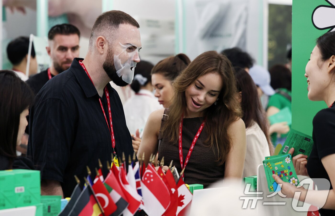 본문 이미지 - 2일 서울 강남구 코엑스에서 열린 글로벌 뷰티·화장품 전문 전시회 &#39;2025 인터참코리아&#39;에서 외국인 참관객이 마스크팩을 착용하고 있다. 2025.7.2/뉴스1 ⓒ News1 구윤성 기자