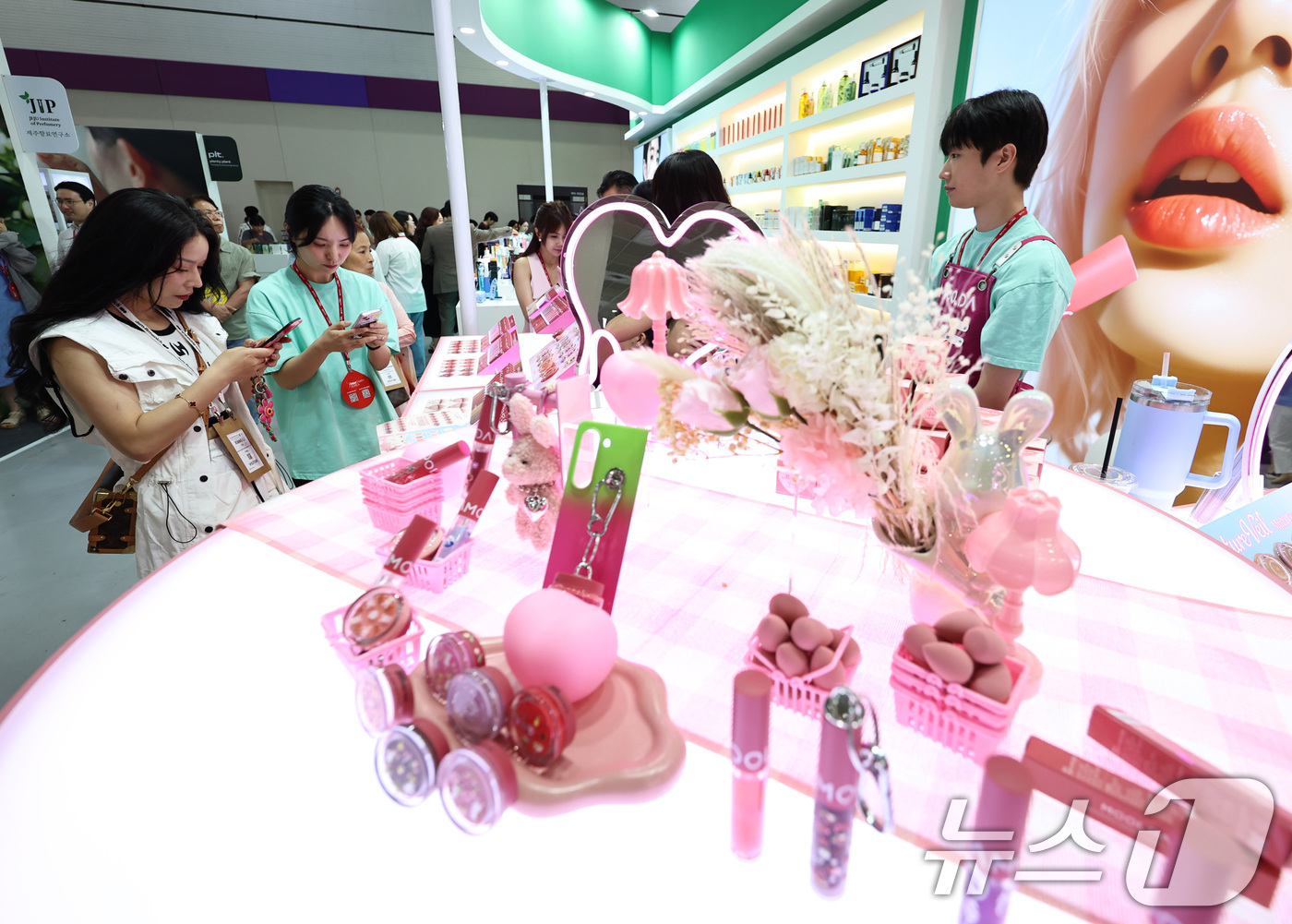 (서울=뉴스1) 구윤성 기자 = 2일 서울 강남구 코엑스에서 열린 글로벌 뷰티·화장품 전문 전시회 '2025 인터참코리아'에서 참관객들이 참가업체 부스를 둘러보고 있다. 2025. …