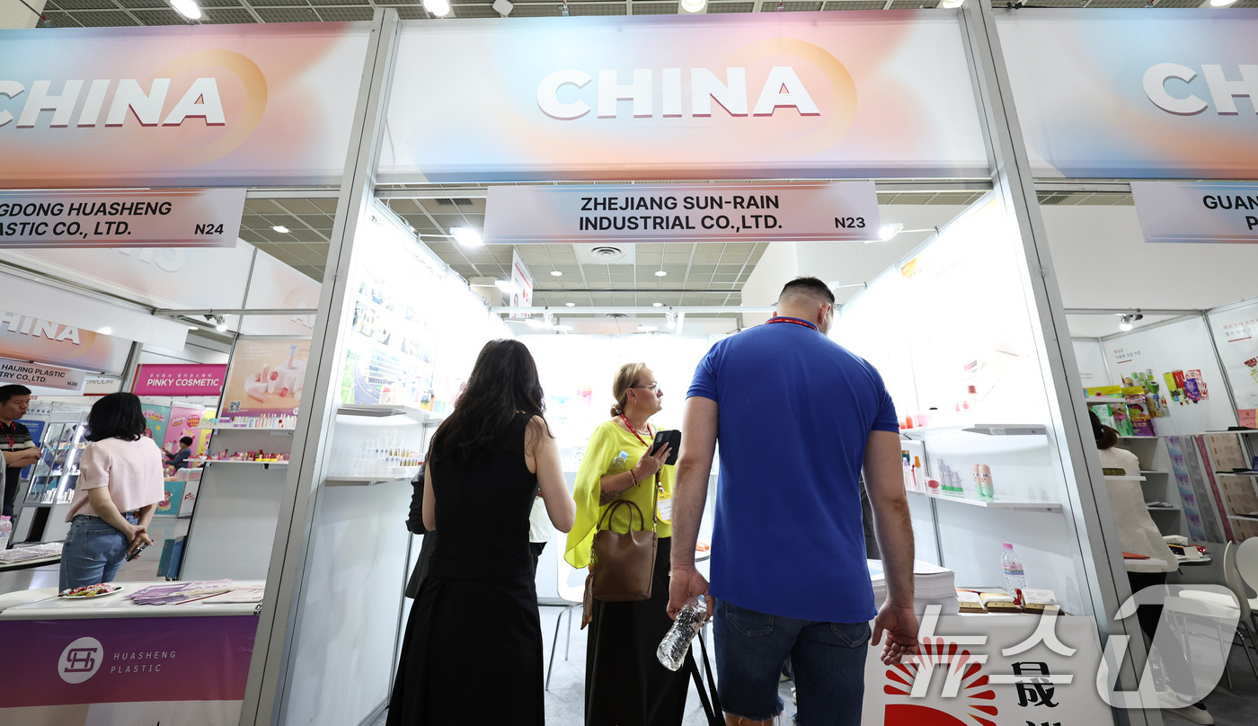 (서울=뉴스1) 구윤성 기자 = 2일 서울 강남구 코엑스에서 열린 글로벌 뷰티·화장품 전문 전시회 '2025 인터참코리아'에서 외국인 참관객들이 중국기업 부스를 둘러보고 있다. 2 …