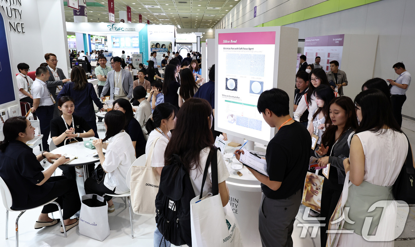 (서울=뉴스1) 구윤성 기자 = 2일 서울 강남구 코엑스에서 열린 퍼스널 케어 원료 B2B 전시회 '인-코스메틱스 코리아'에서 참관객들이 제품 관련 상담을 하고 있다. 2025.7 …