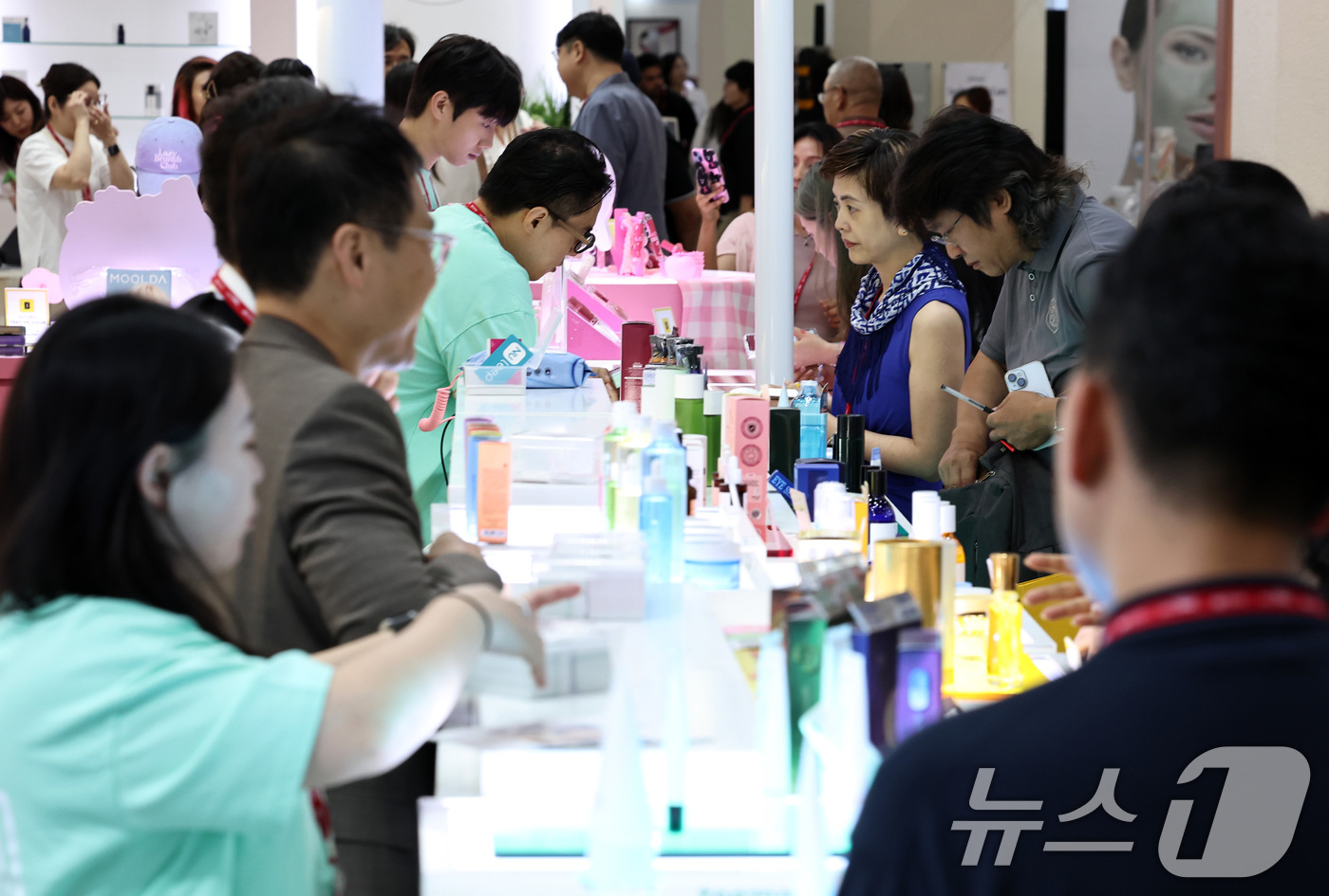 (서울=뉴스1) 구윤성 기자 = 2일 서울 강남구 코엑스에서 열린 글로벌 뷰티·화장품 전문 전시회 '2025 인터참코리아'에서 참관객들이 제품을 살펴보고 있다. 2025.7.2/뉴 …
