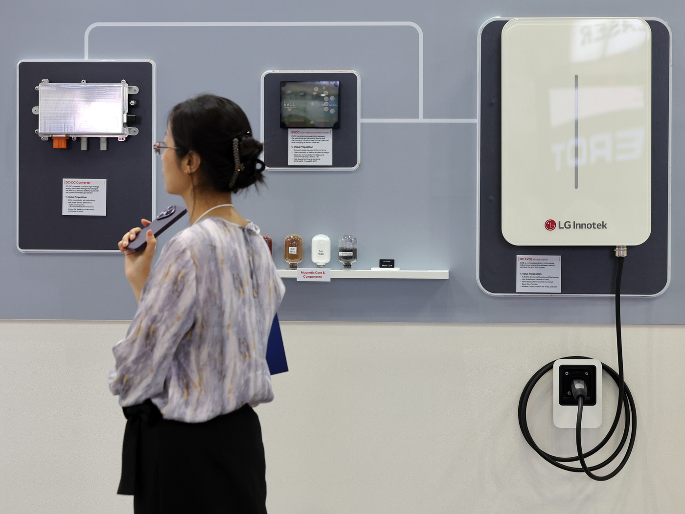 (고양=뉴스1) 황기선 기자 = 2일 경기도 고양시 일산서구 킨텍스에서 열린 '나노코리아 2025'에서 관람객들이 LG부스를 살펴보고 있다.올해로 23회를 맞는 나노코리아는 미국 …