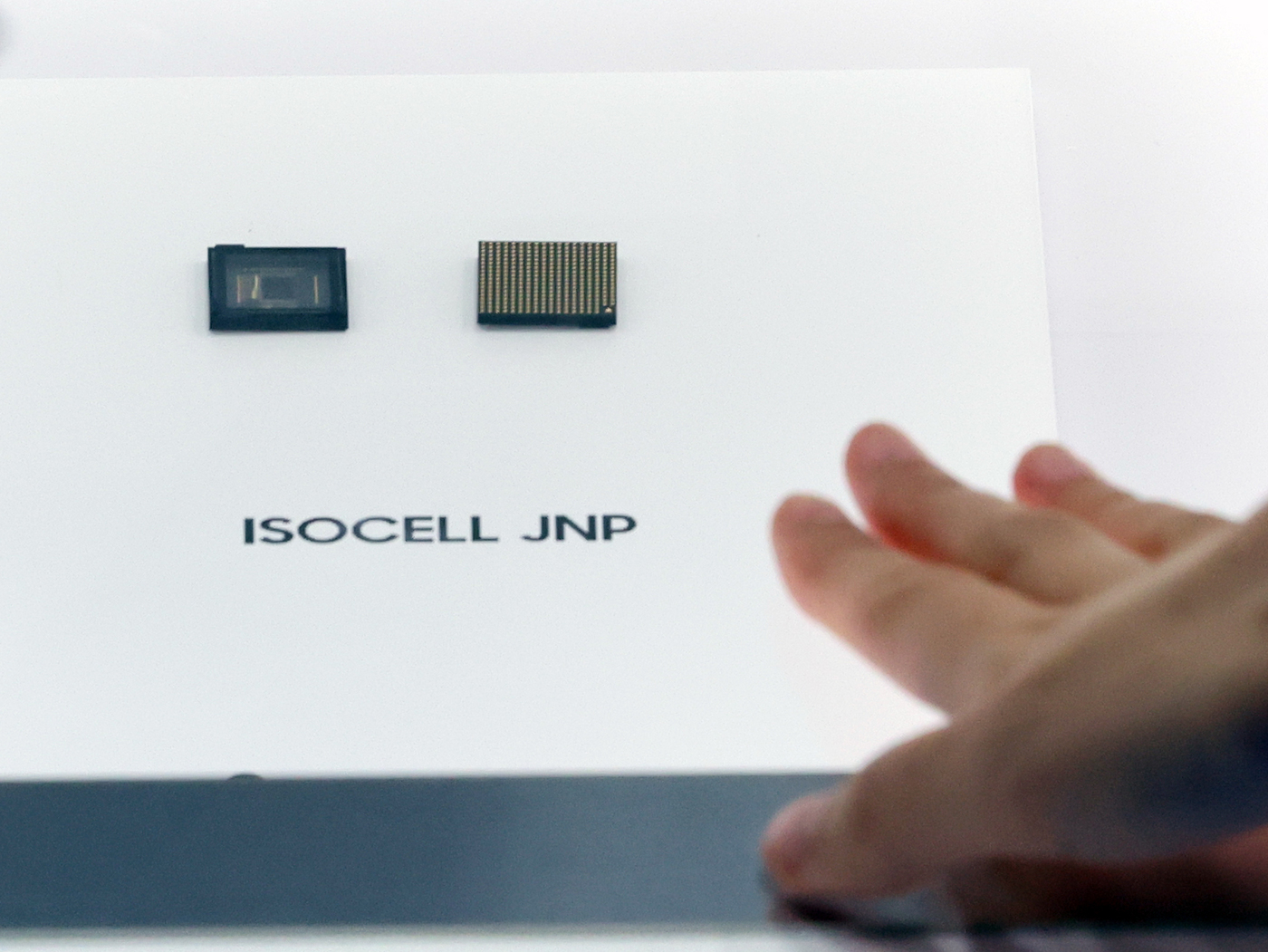 (고양=뉴스1) 황기선 기자 = 2일 경기도 고양시 일산서구 킨텍스에서 열린 '나노코리아 2025'에서 관람객들이 삼성 부스를 살펴보고 있다.올해로 23회를 맞는 나노코리아는 미국 …