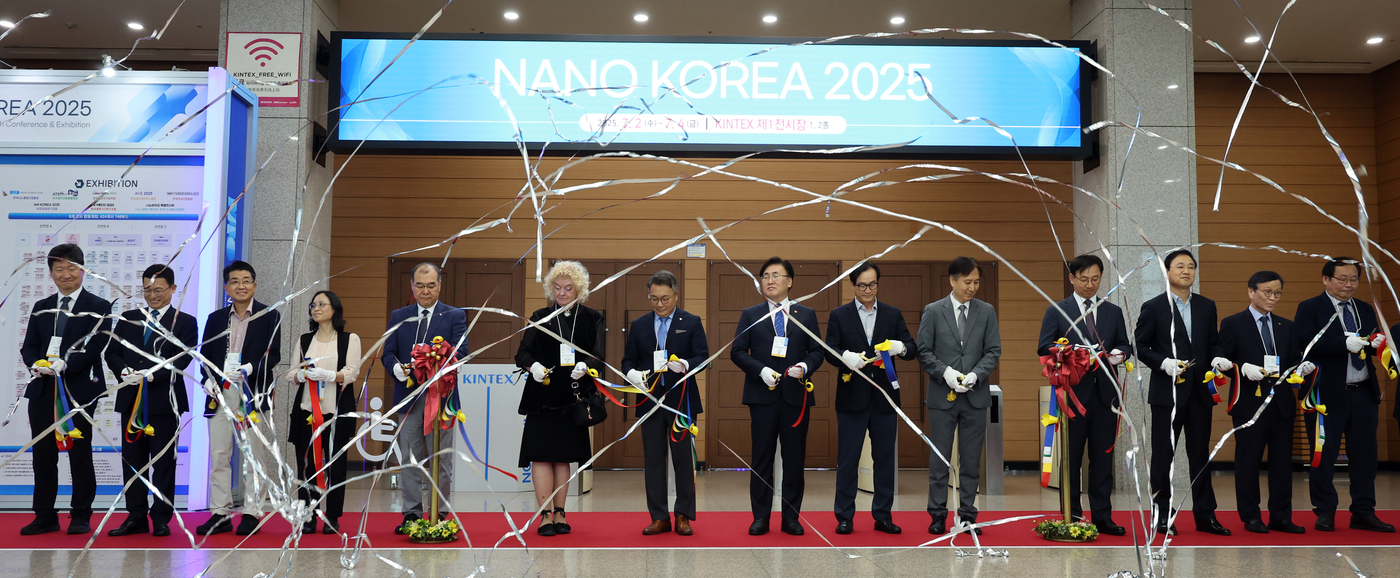 (고양=뉴스1) 황기선 기자 = 유상임 과학기술정보통신부 장관이 2일 경기도 고양시 일산서구 킨텍스에서 열린 '나노코리아 2025'에서 내·외빈들과 함께 개막을 알리는 테이프 커팅 …